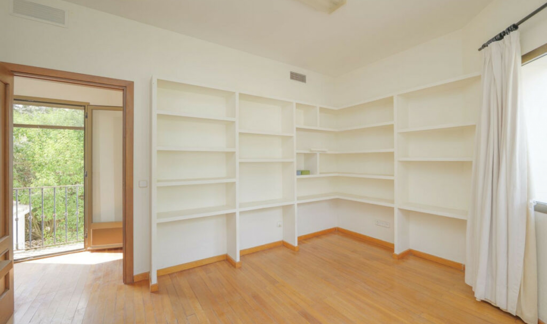 Resale - House -
San Roque Club