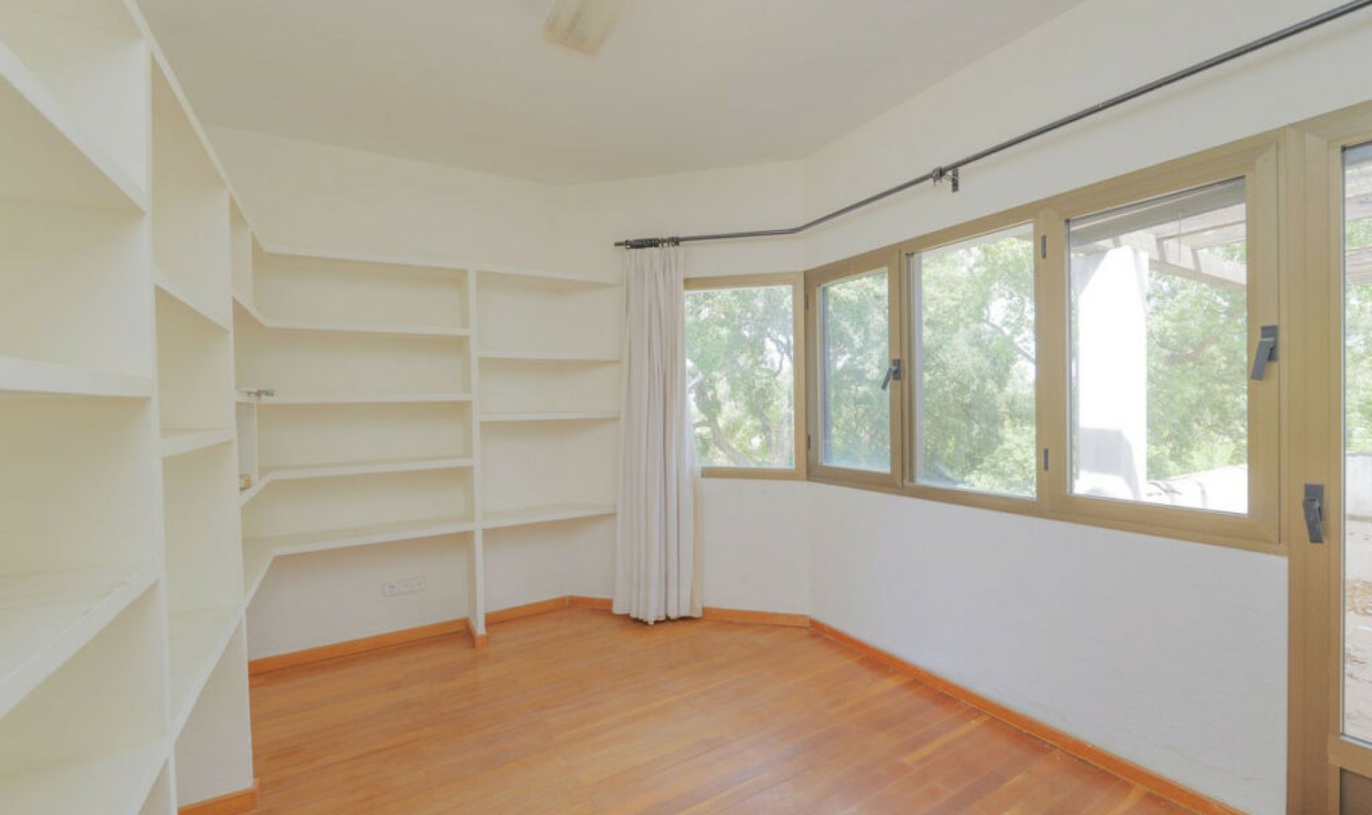 Resale - House -
San Roque Club