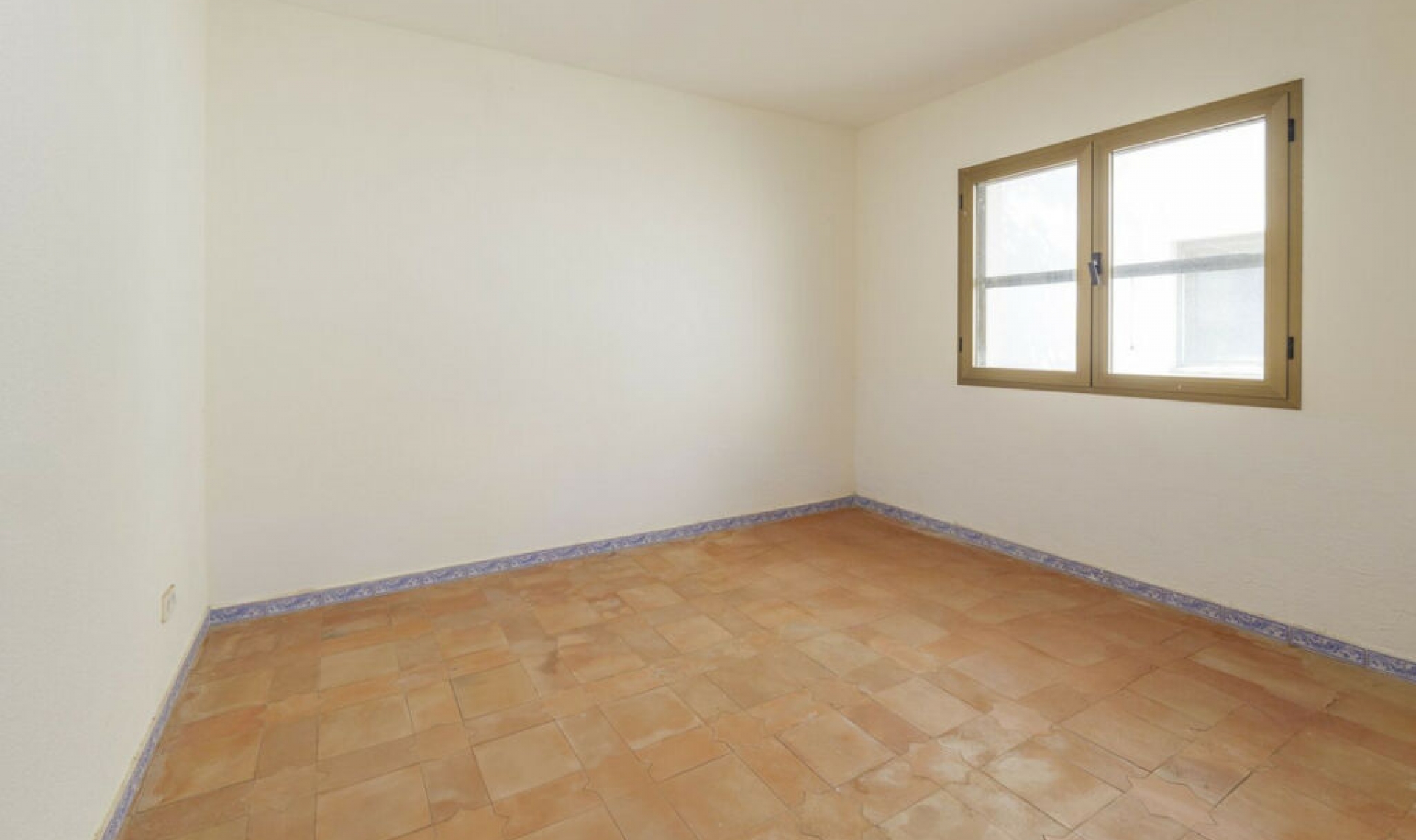 Resale - House -
San Roque Club