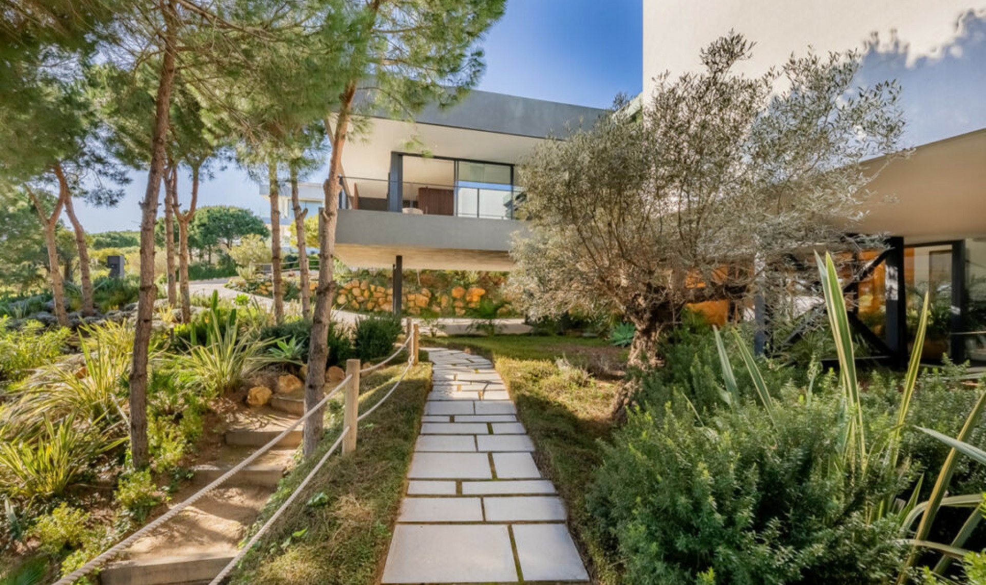 Resale - House -
San Roque