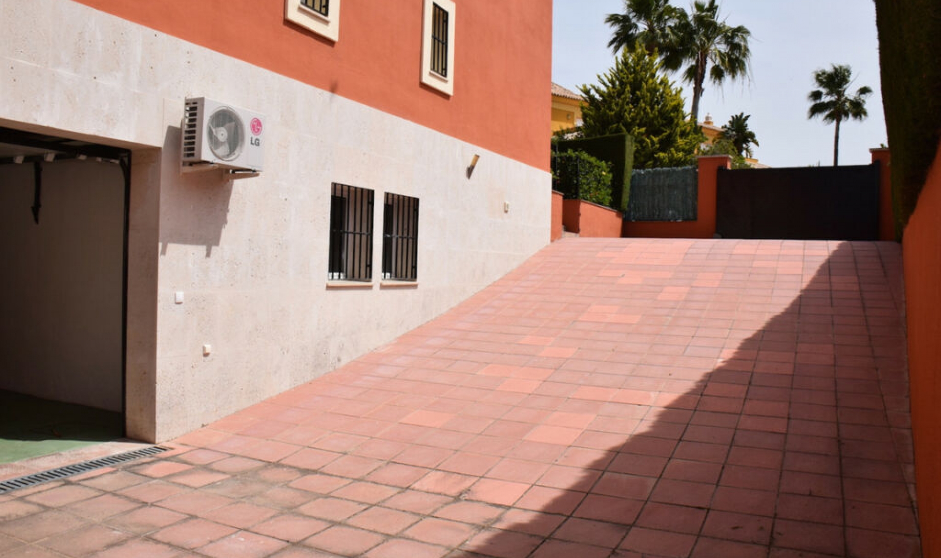 Resale - House -
Santa Clara