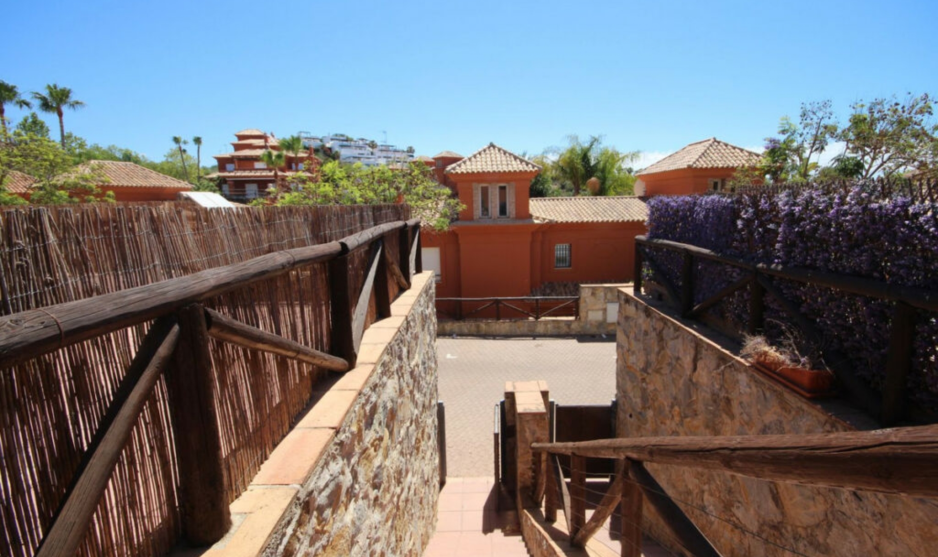 Resale - House -
Santa Clara
