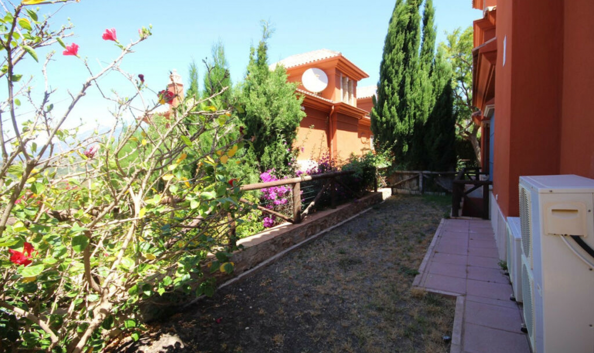Resale - House -
Santa Clara