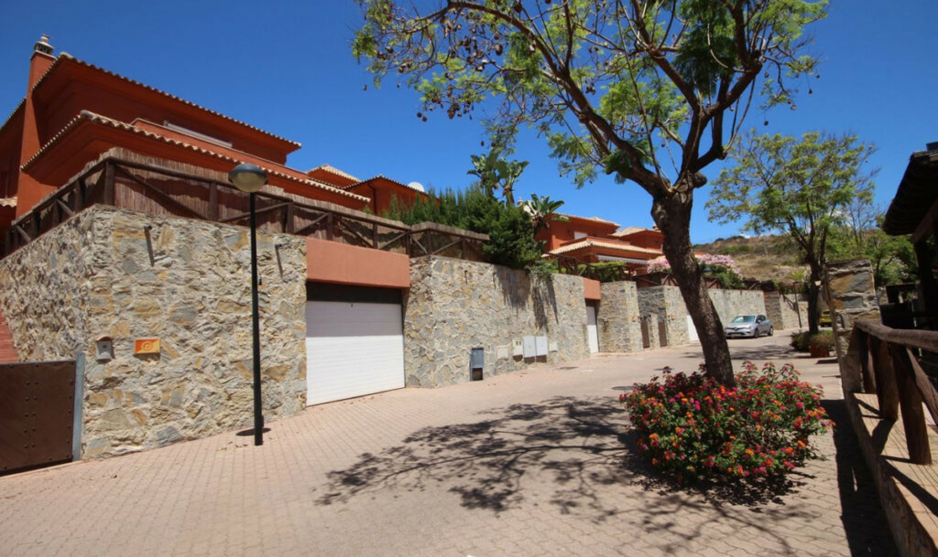 Resale - House -
Santa Clara