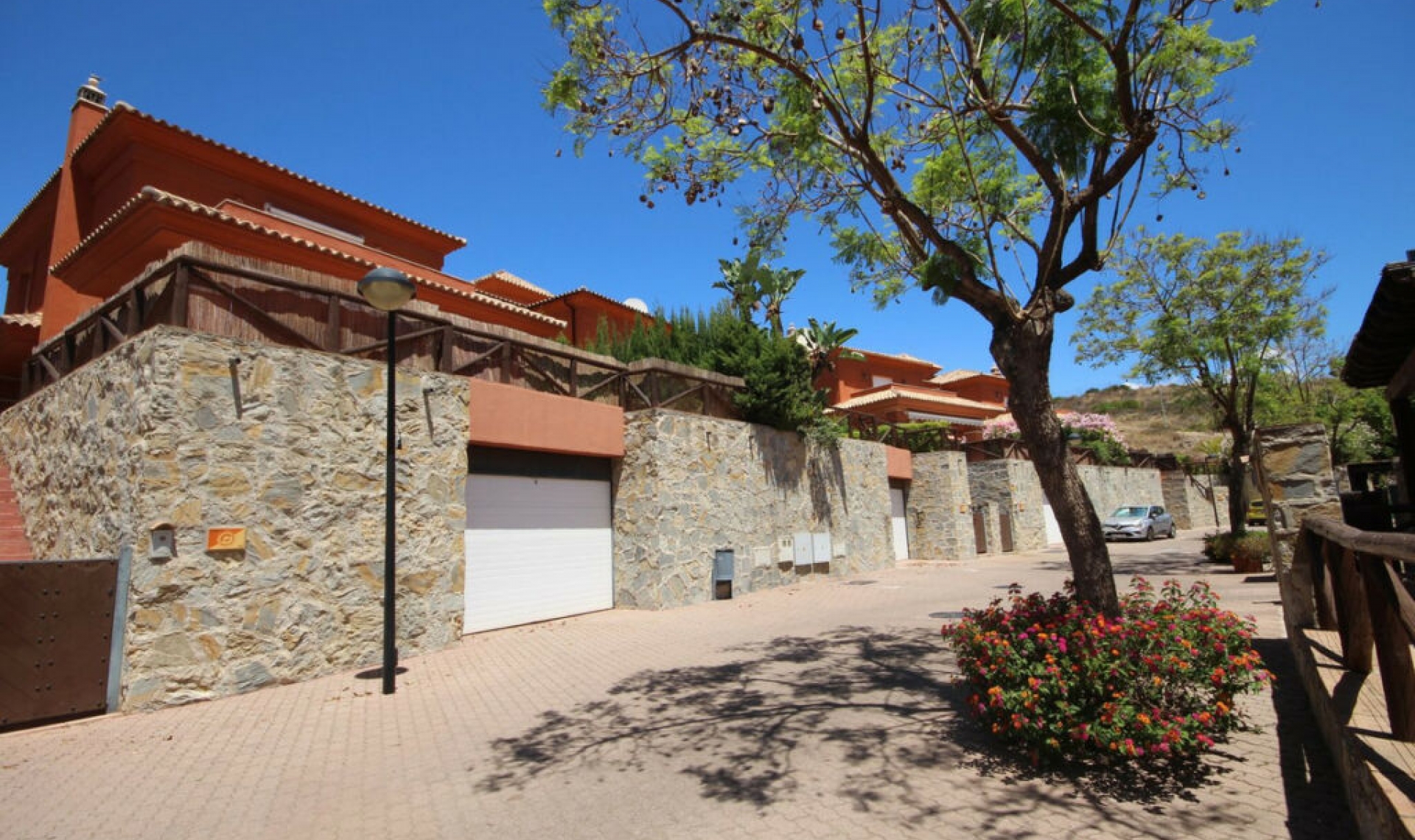 Resale - House -
Santa Clara