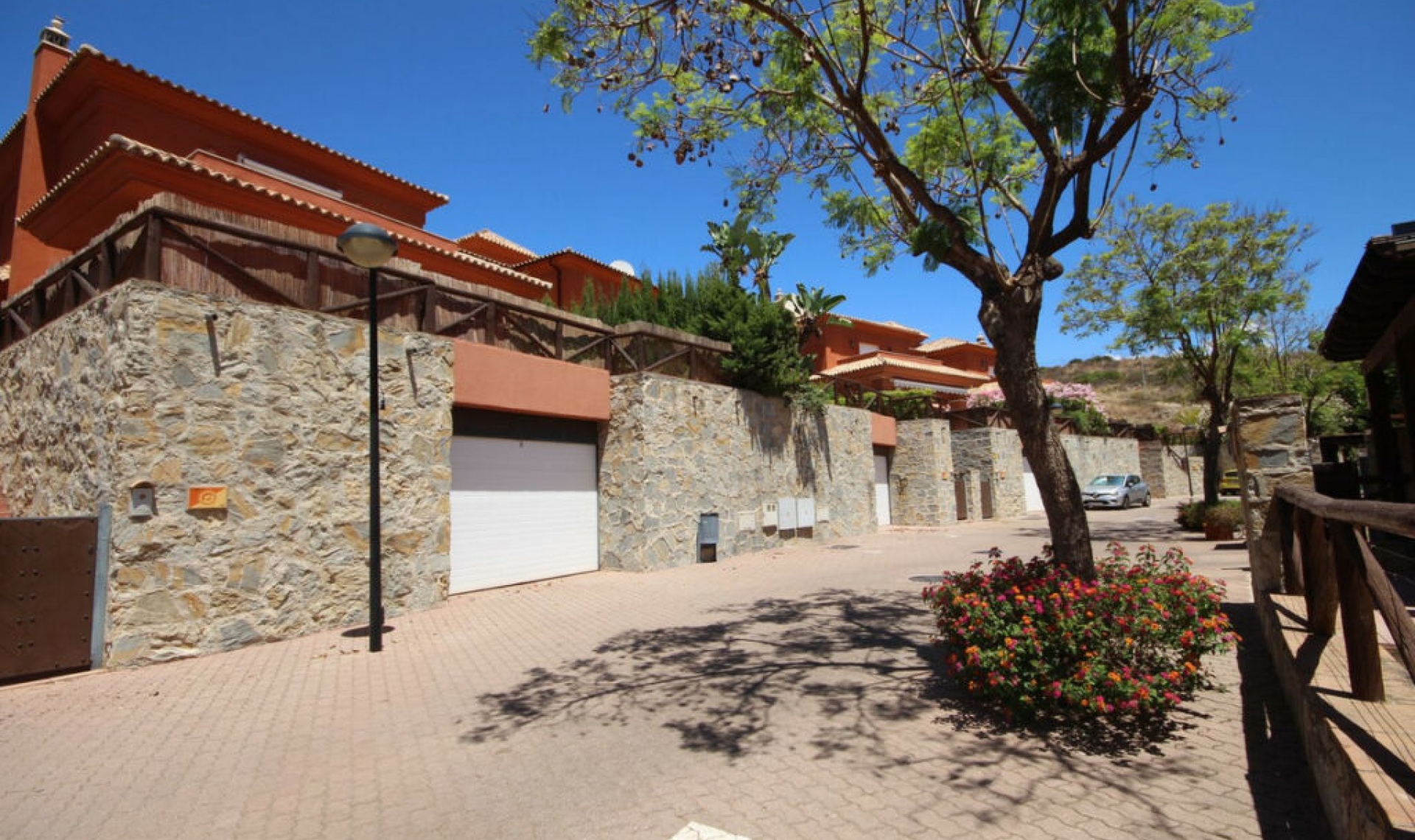Resale - House -
Santa Clara