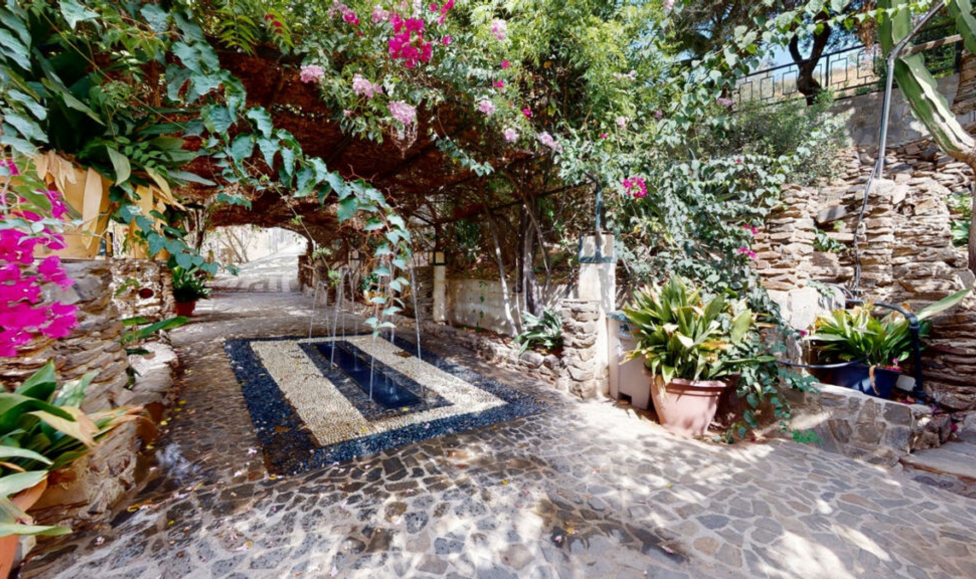 Resale - House -
Sayalonga