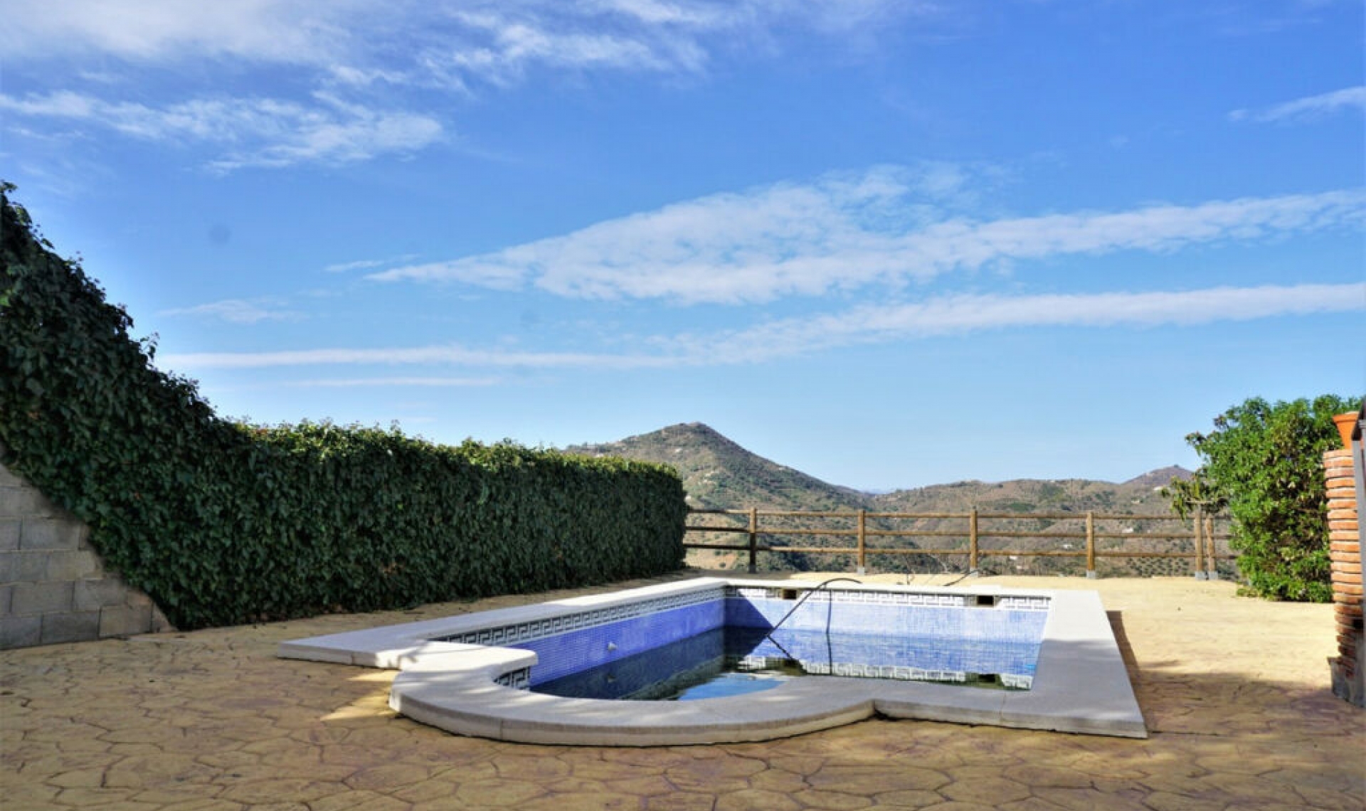 Resale - House -
Sayalonga