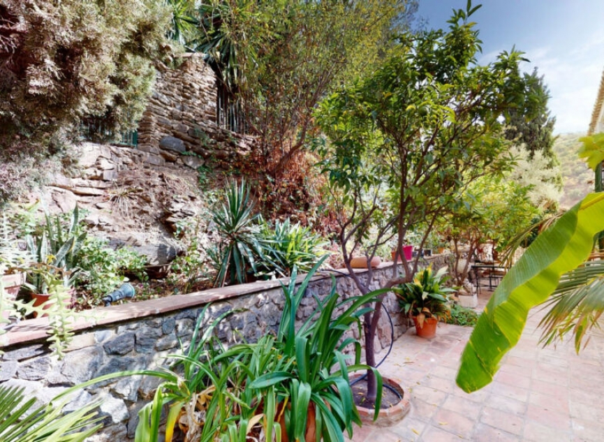 Resale - House -
Sayalonga