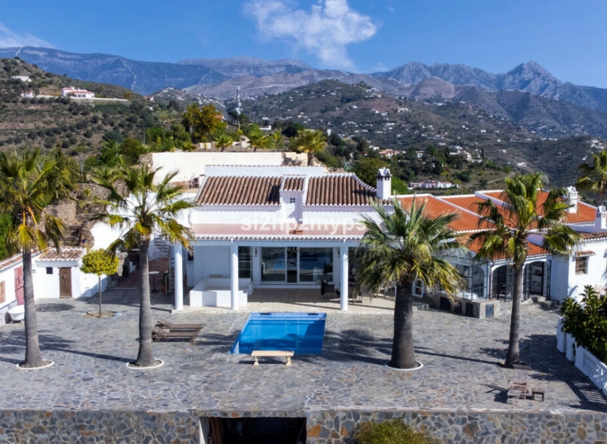 Resale - House -
Sayalonga