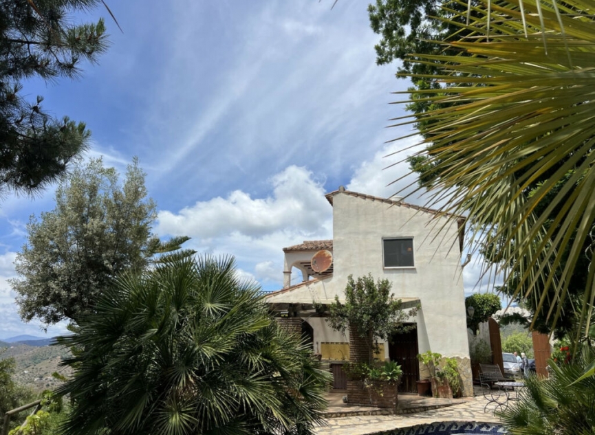 Resale - House -
Sayalonga