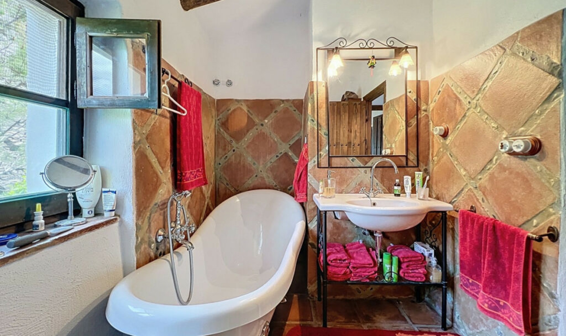 Resale - House -
Sayalonga