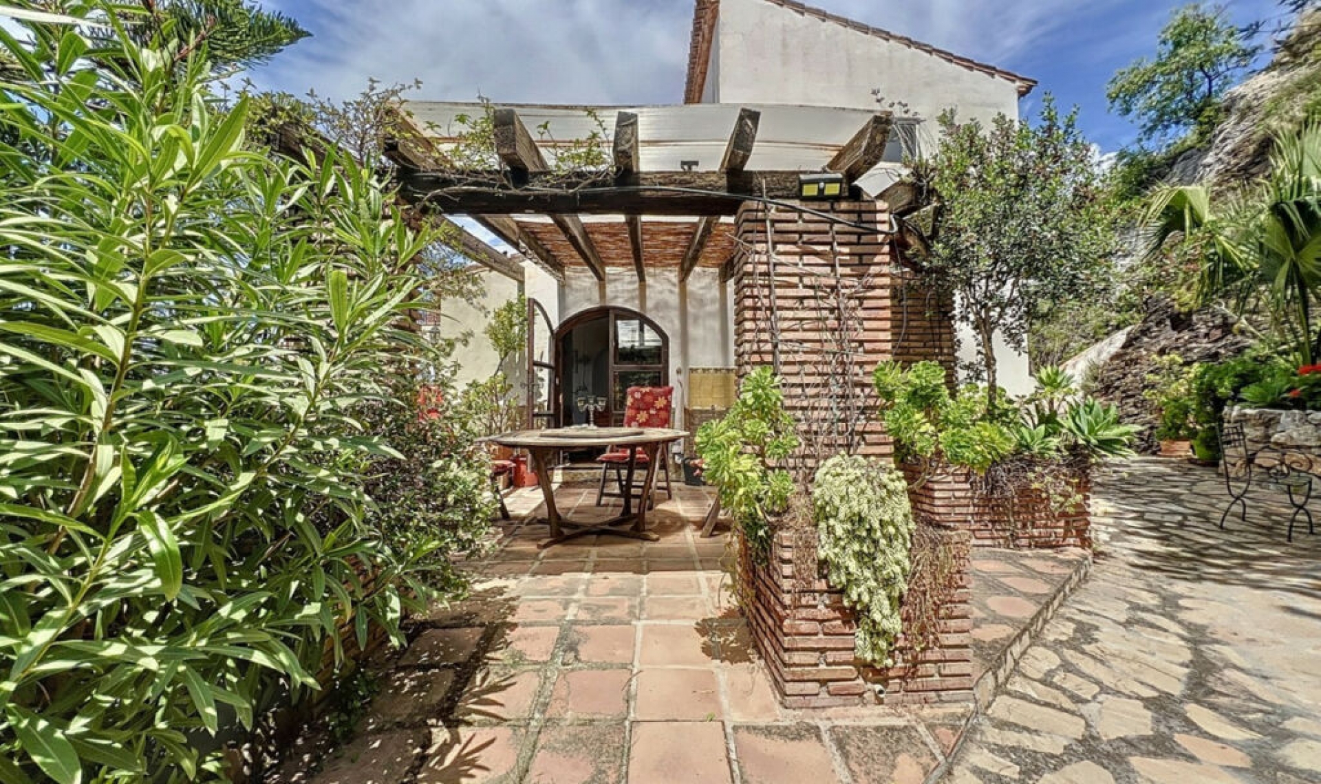 Resale - House -
Sayalonga