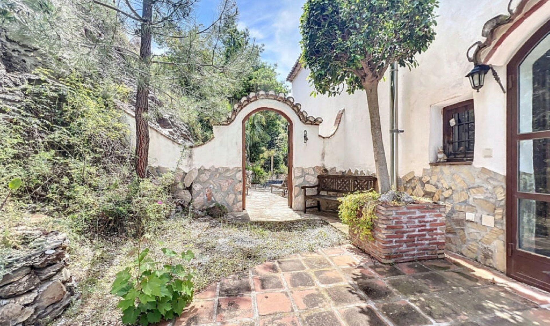 Resale - House -
Sayalonga