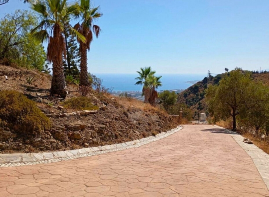 Resale - House -
Sayalonga