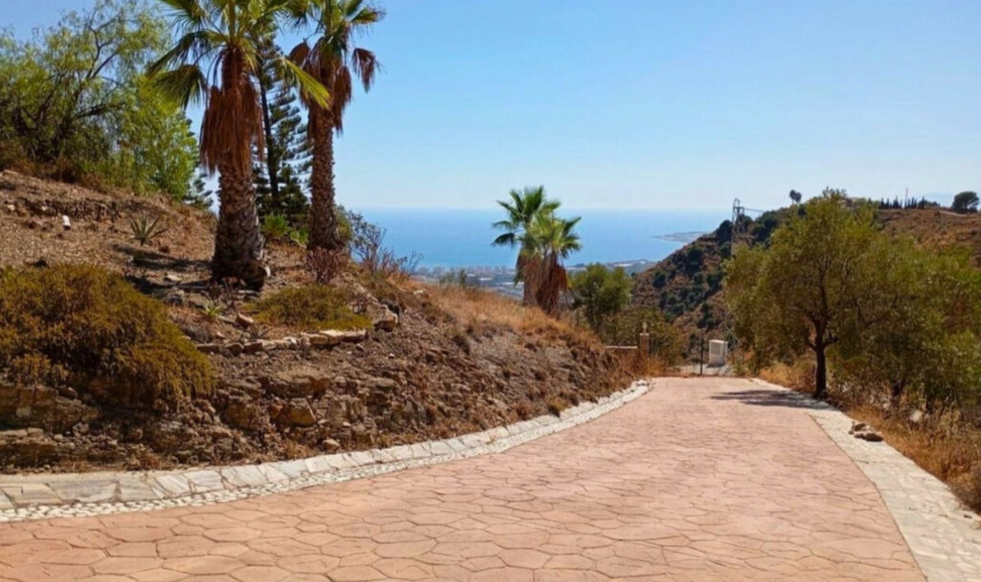 Resale - House -
Sayalonga