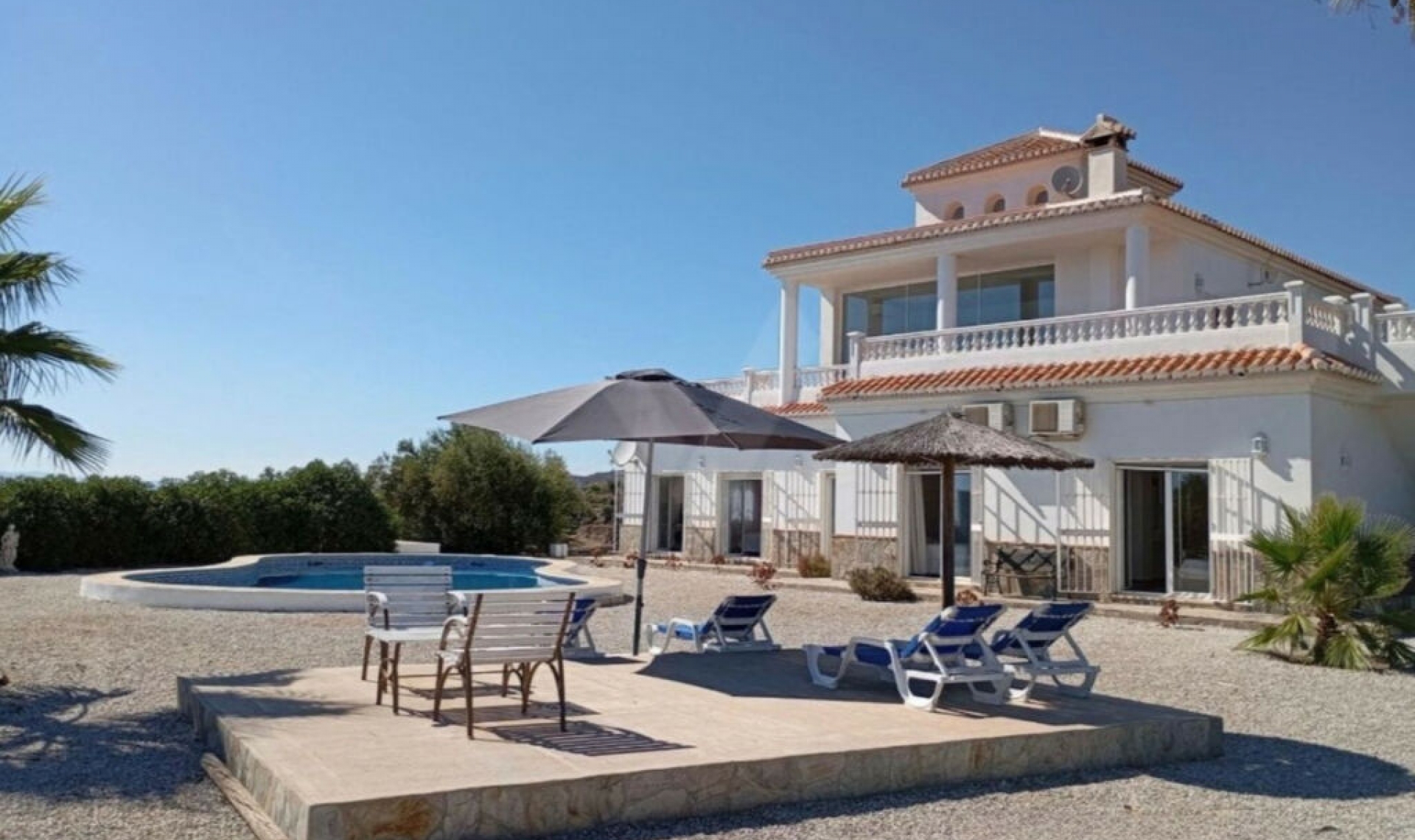 Resale - House -
Sayalonga