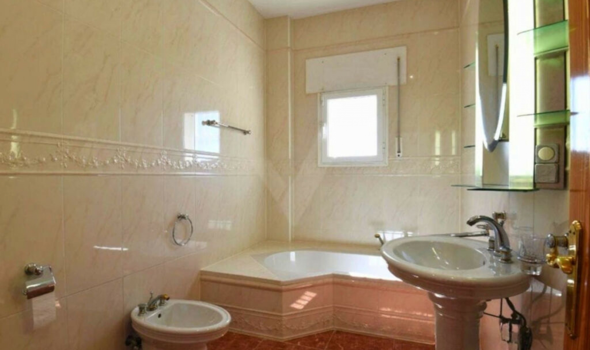 Resale - House -
Sayalonga