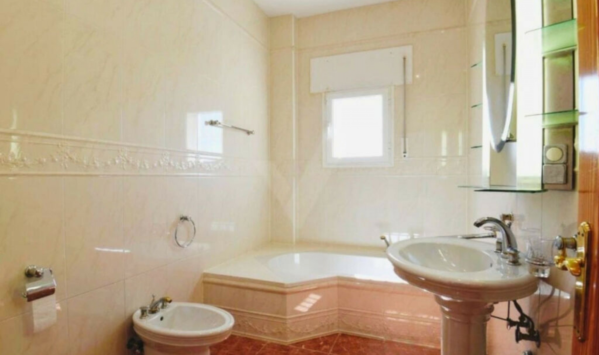 Resale - House -
Sayalonga