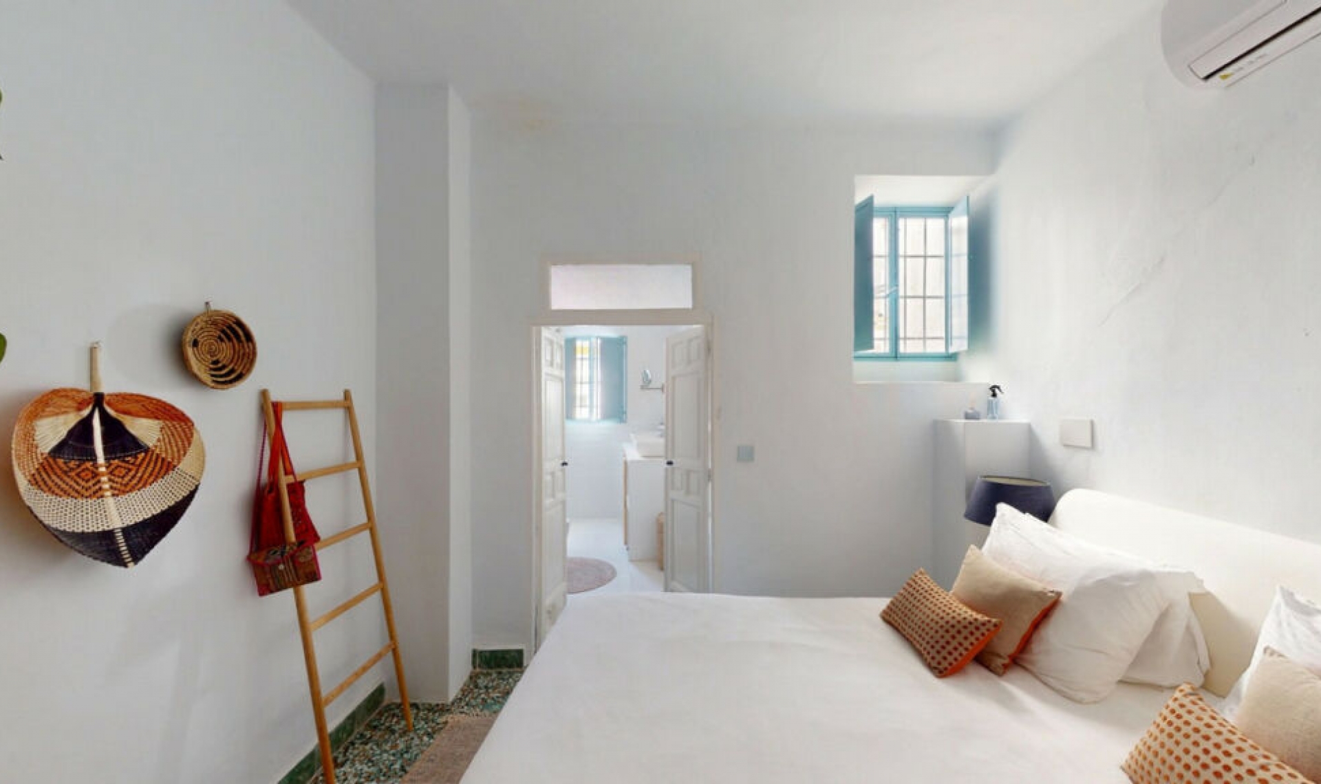 Resale - House -
Sedella