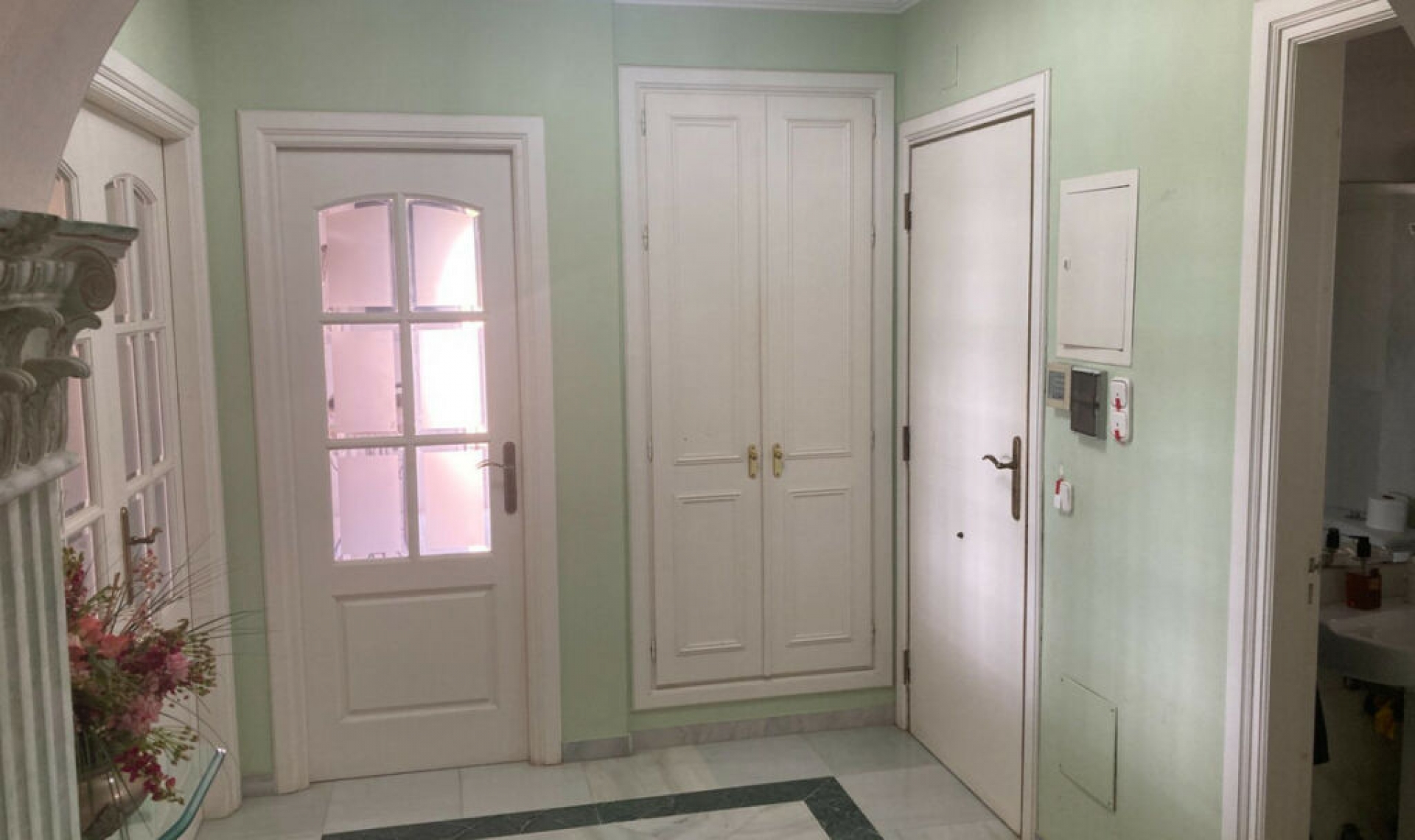 Resale - House -
Selwo