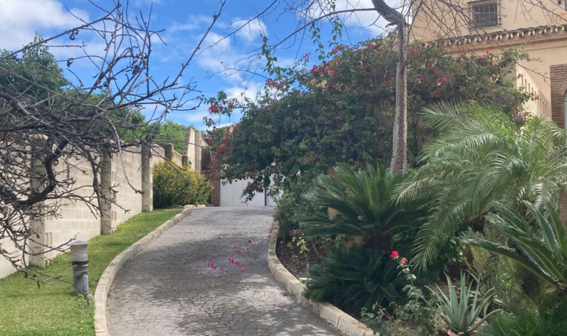 Resale - House -
Selwo