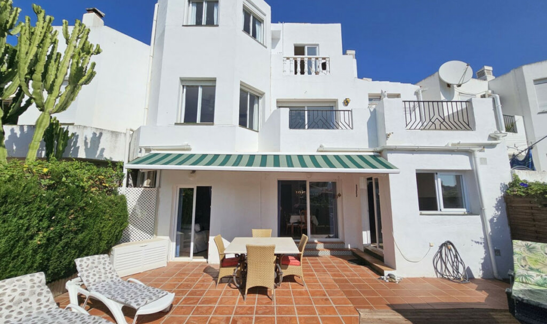 Resale - House -
Selwo