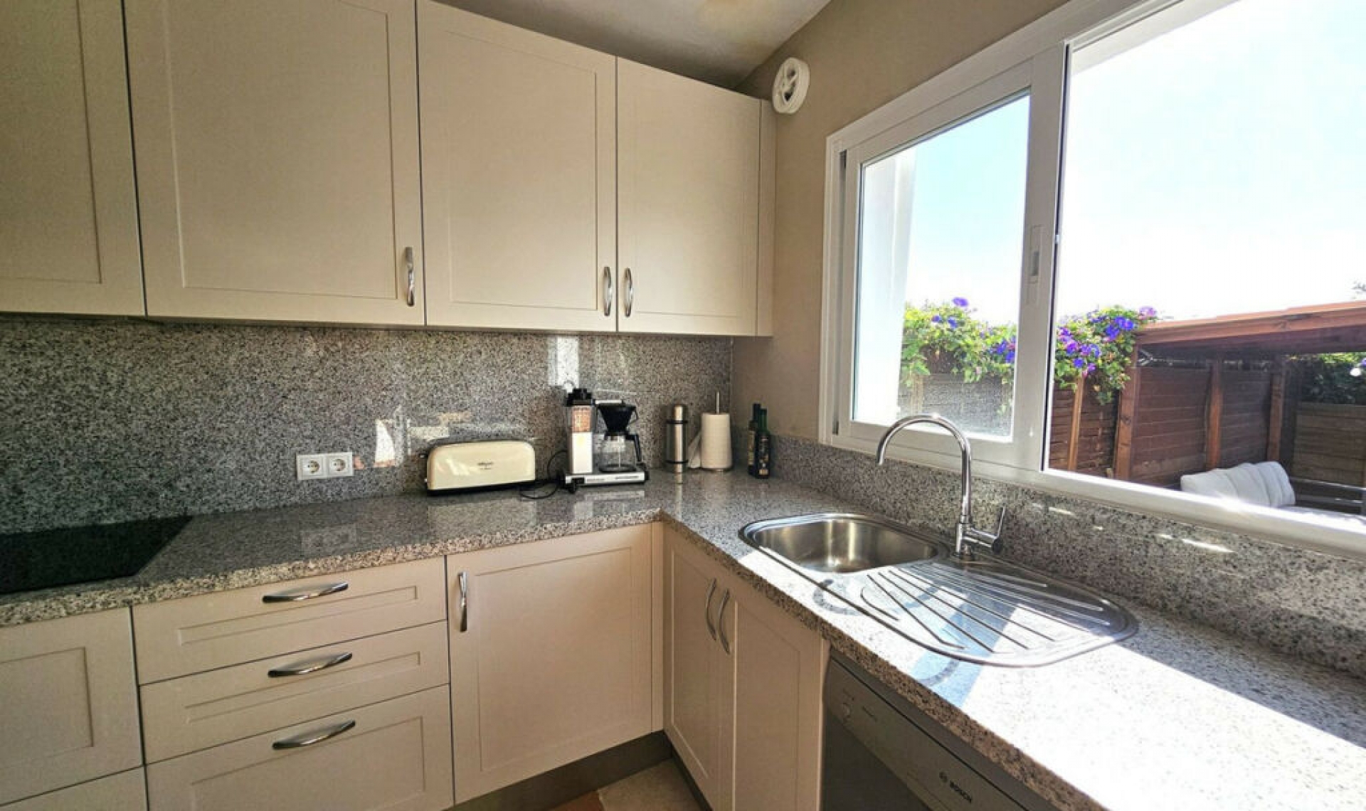 Resale - House -
Selwo