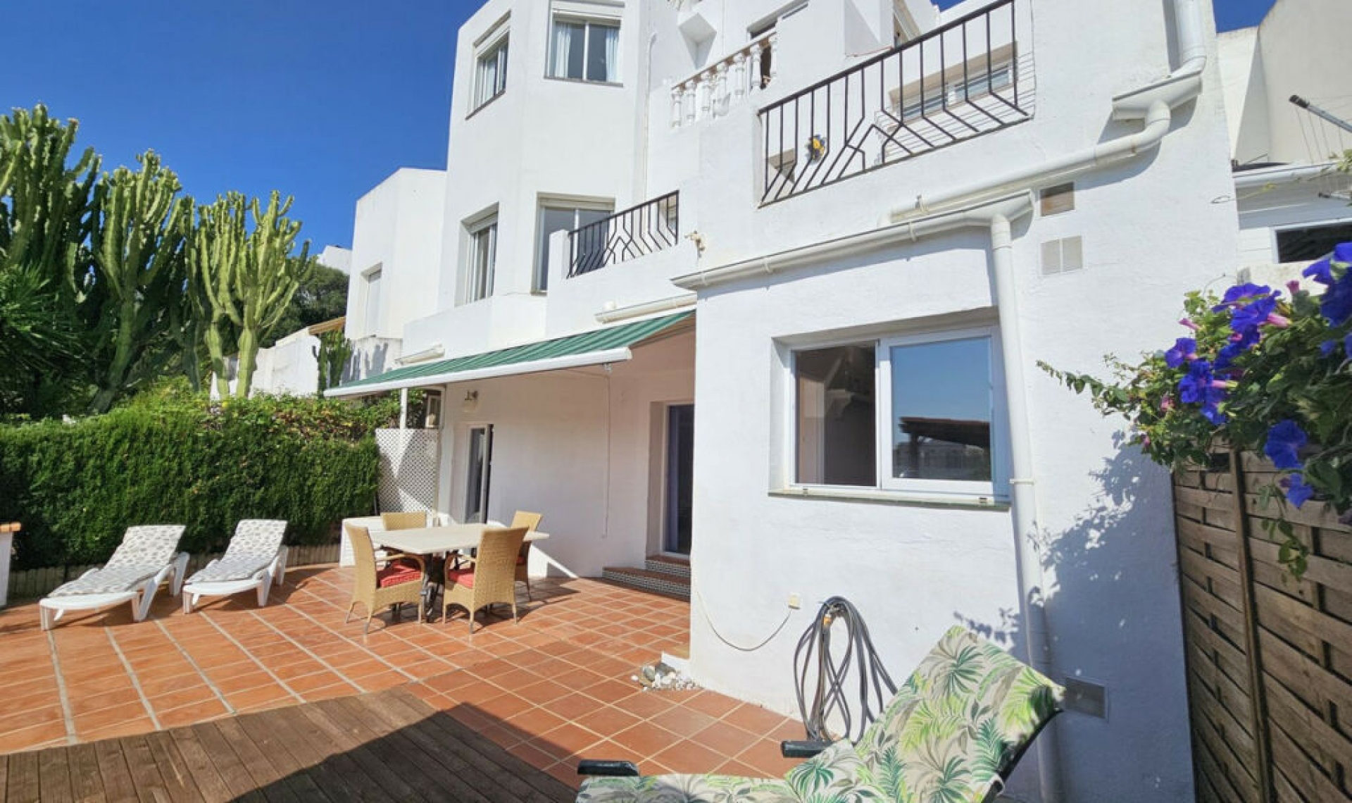 Resale - House -
Selwo