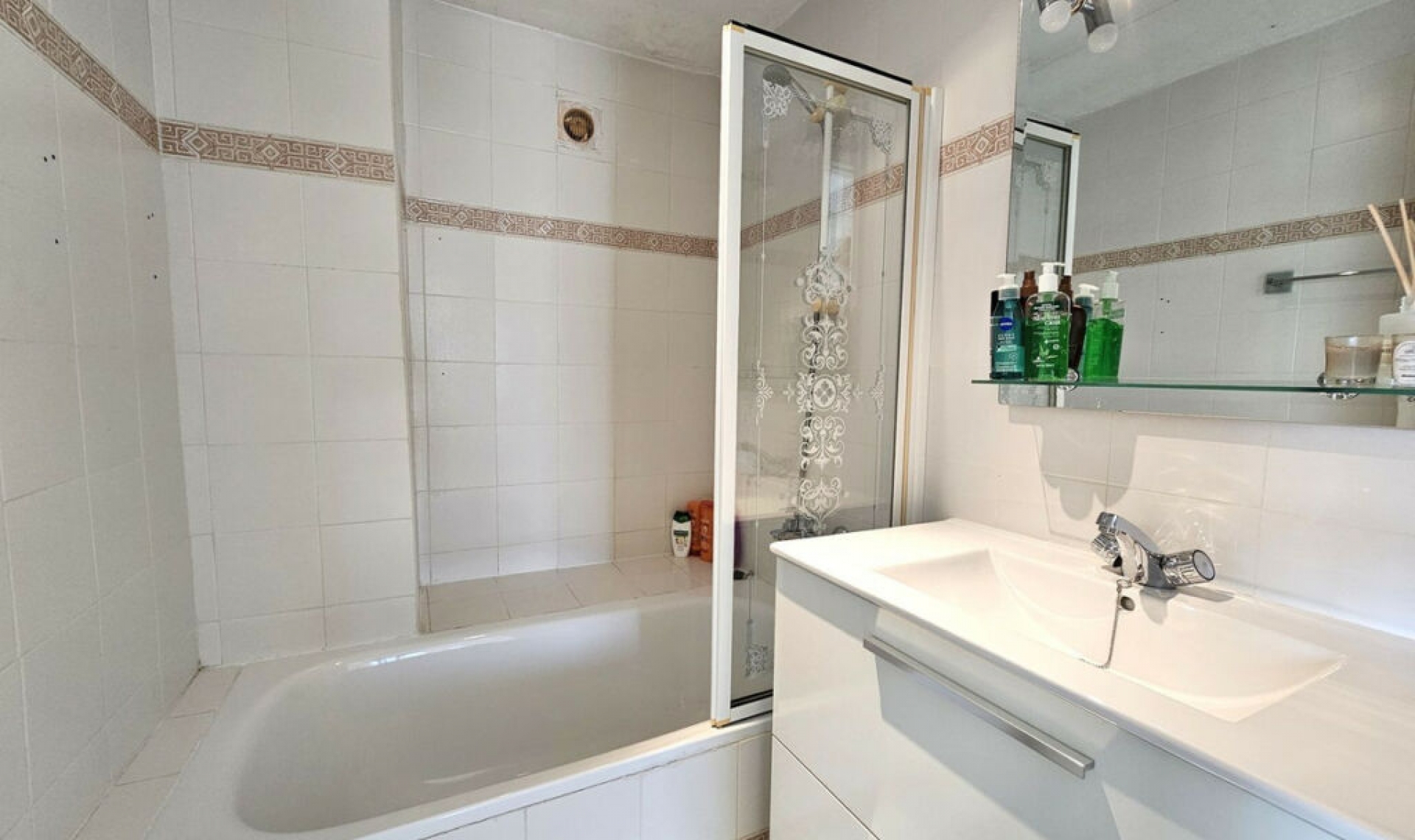 Resale - House -
Selwo