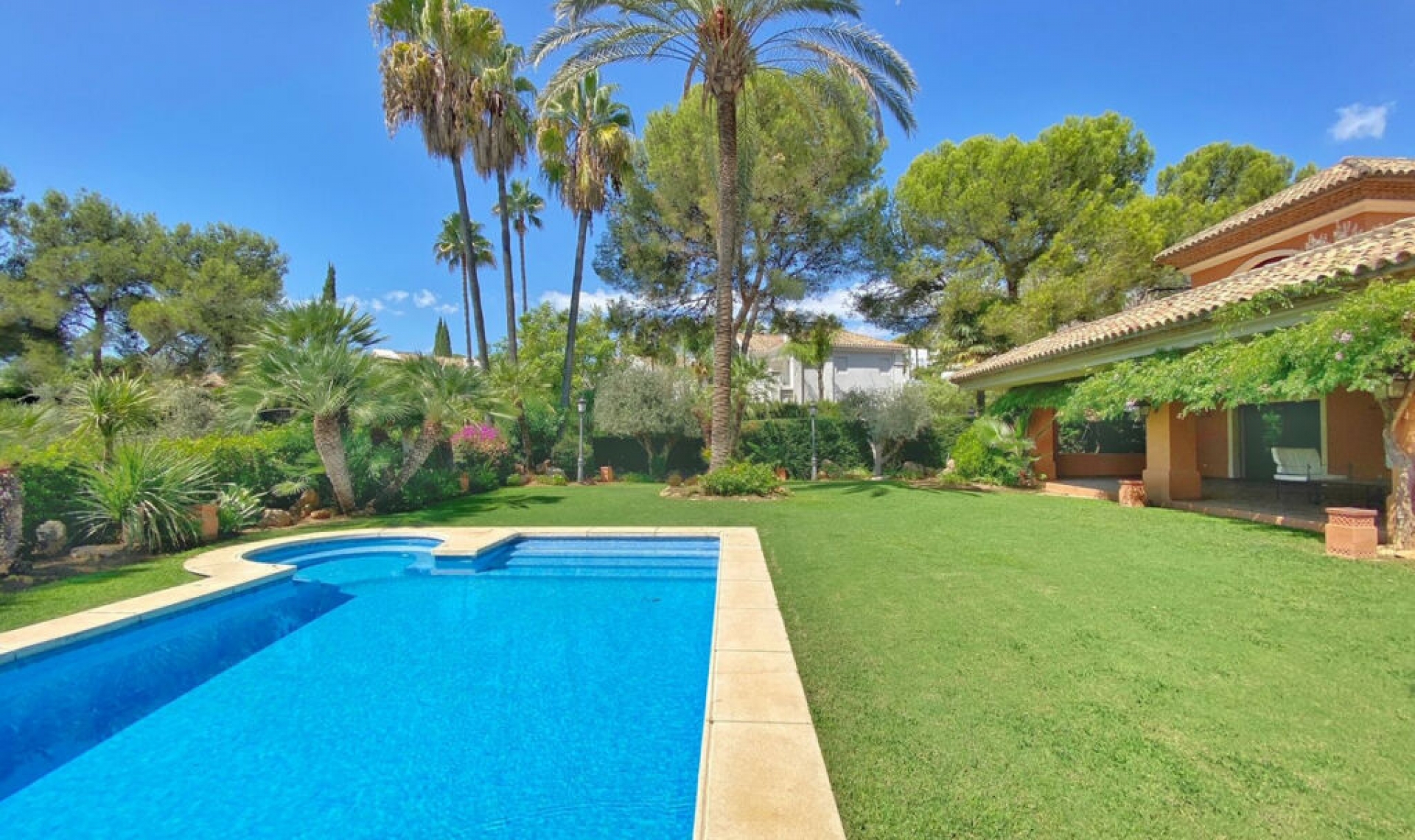 Resale - House -
Sierra Blanca