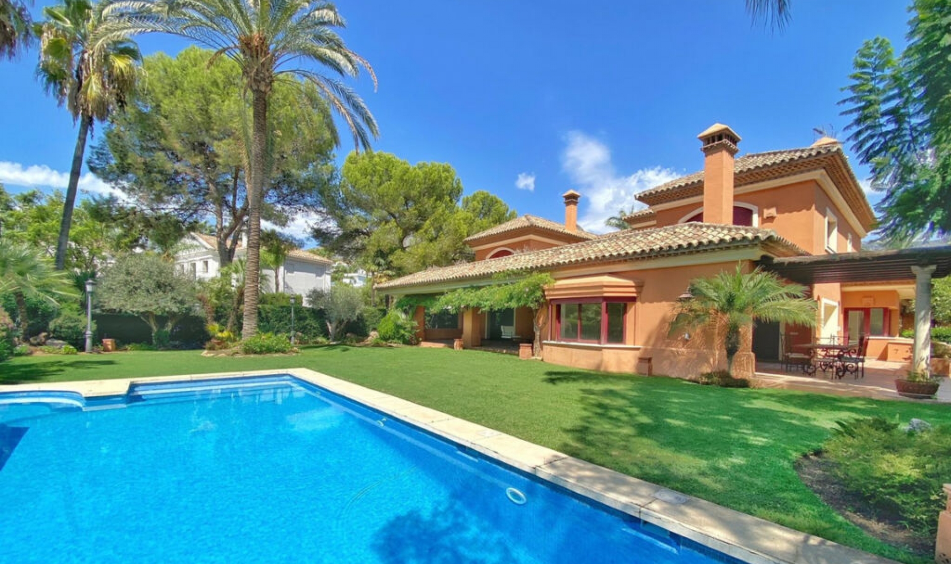 Resale - House -
Sierra Blanca
