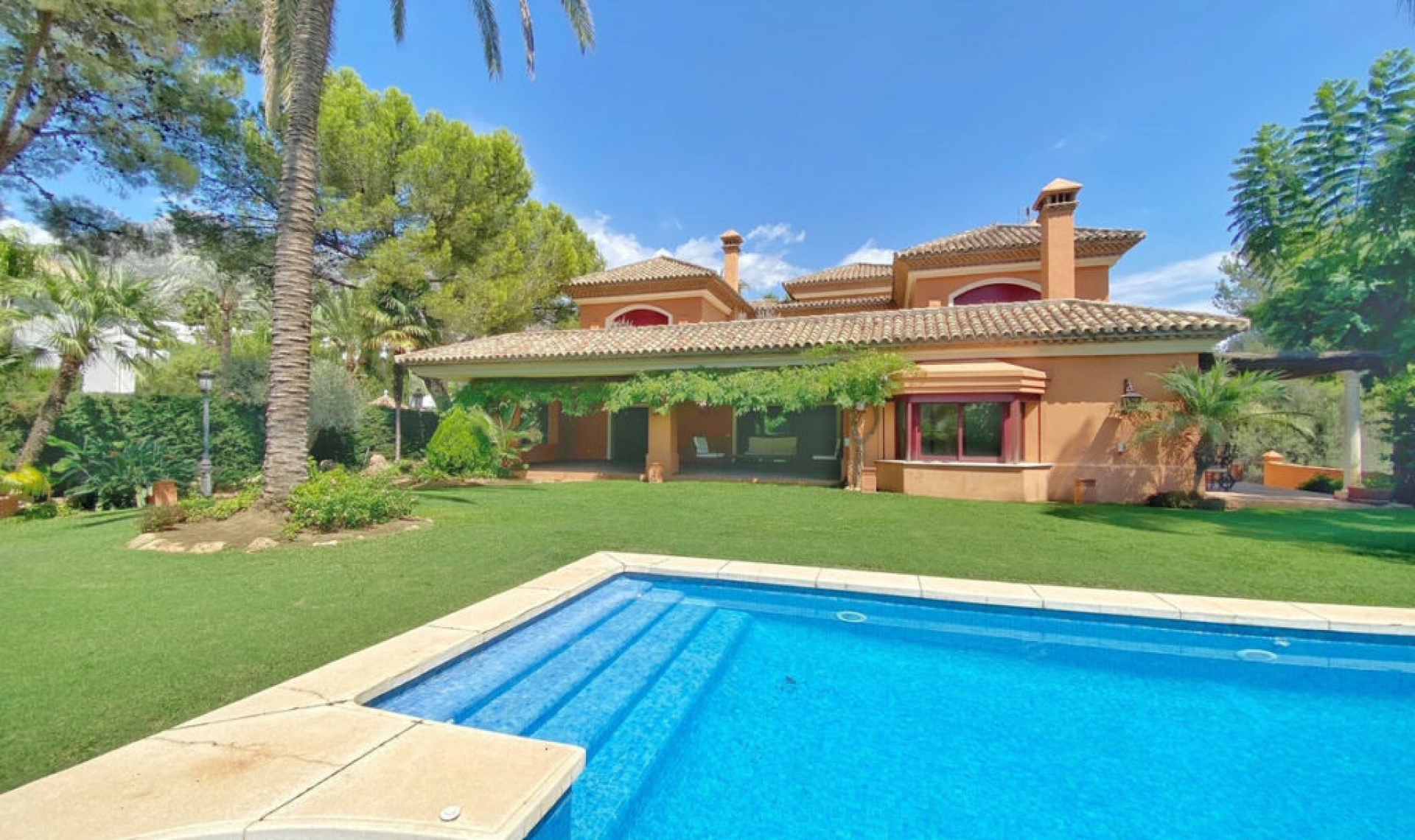 Resale - House -
Sierra Blanca