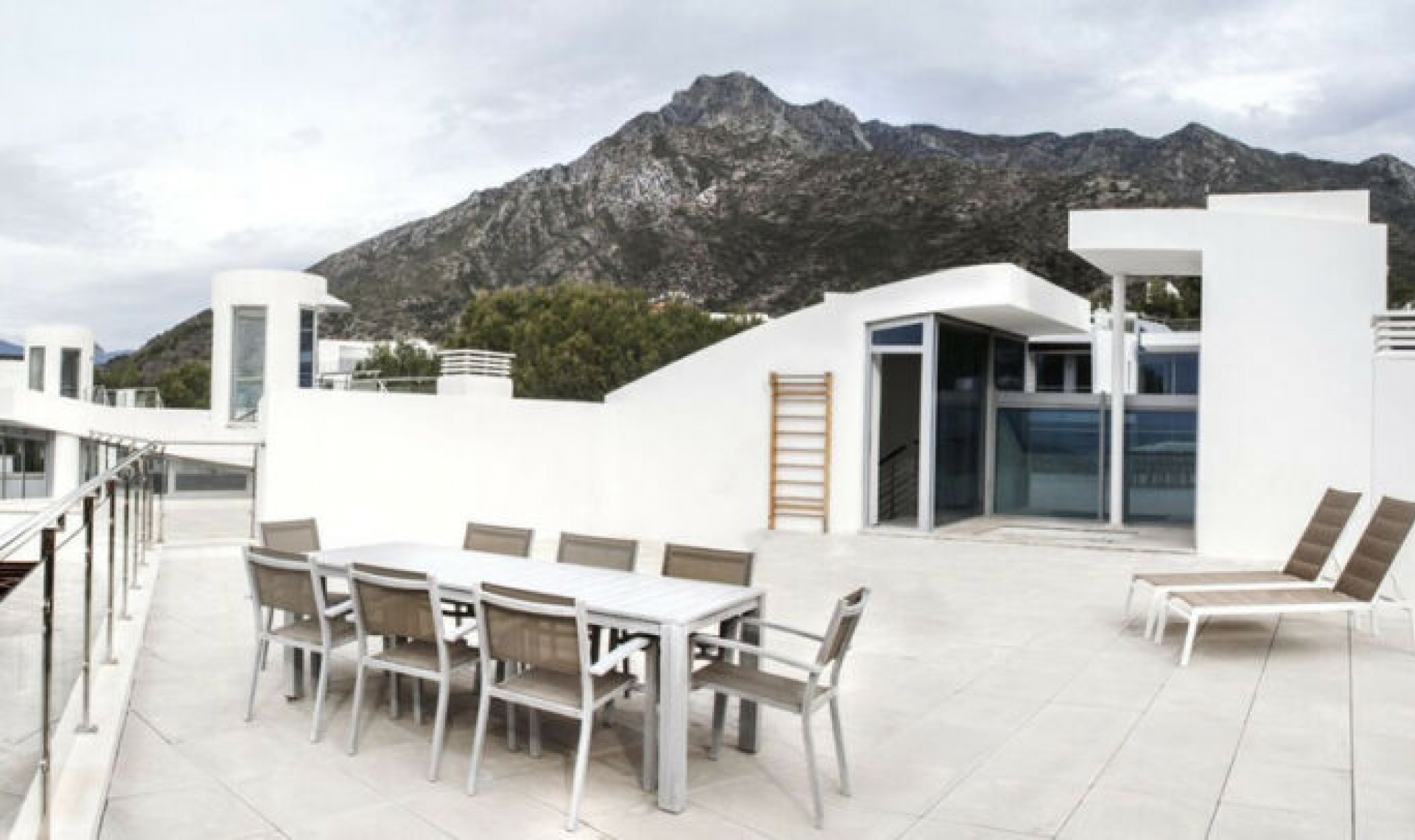 Resale - House -
Sierra Blanca