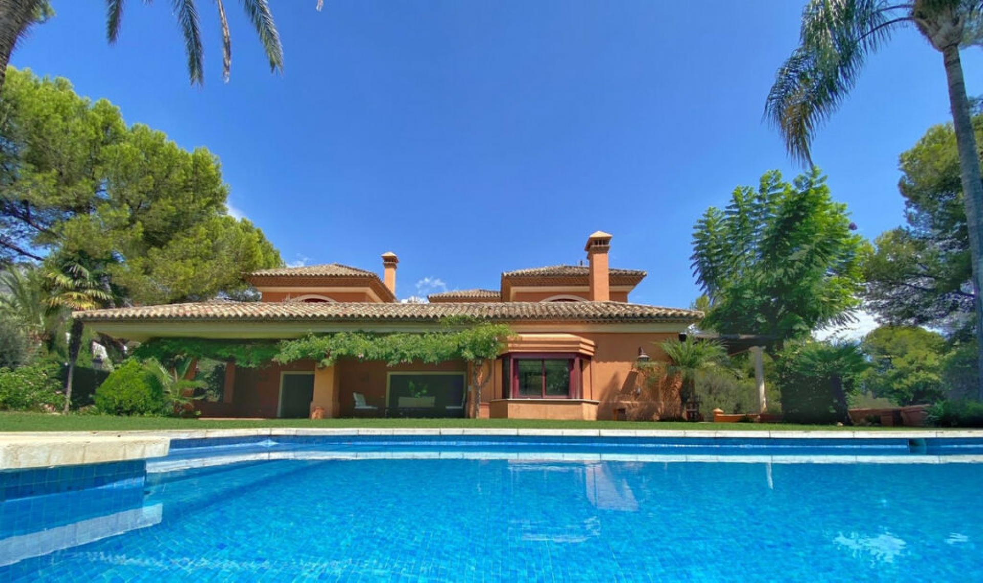 Resale - House -
Sierra Blanca