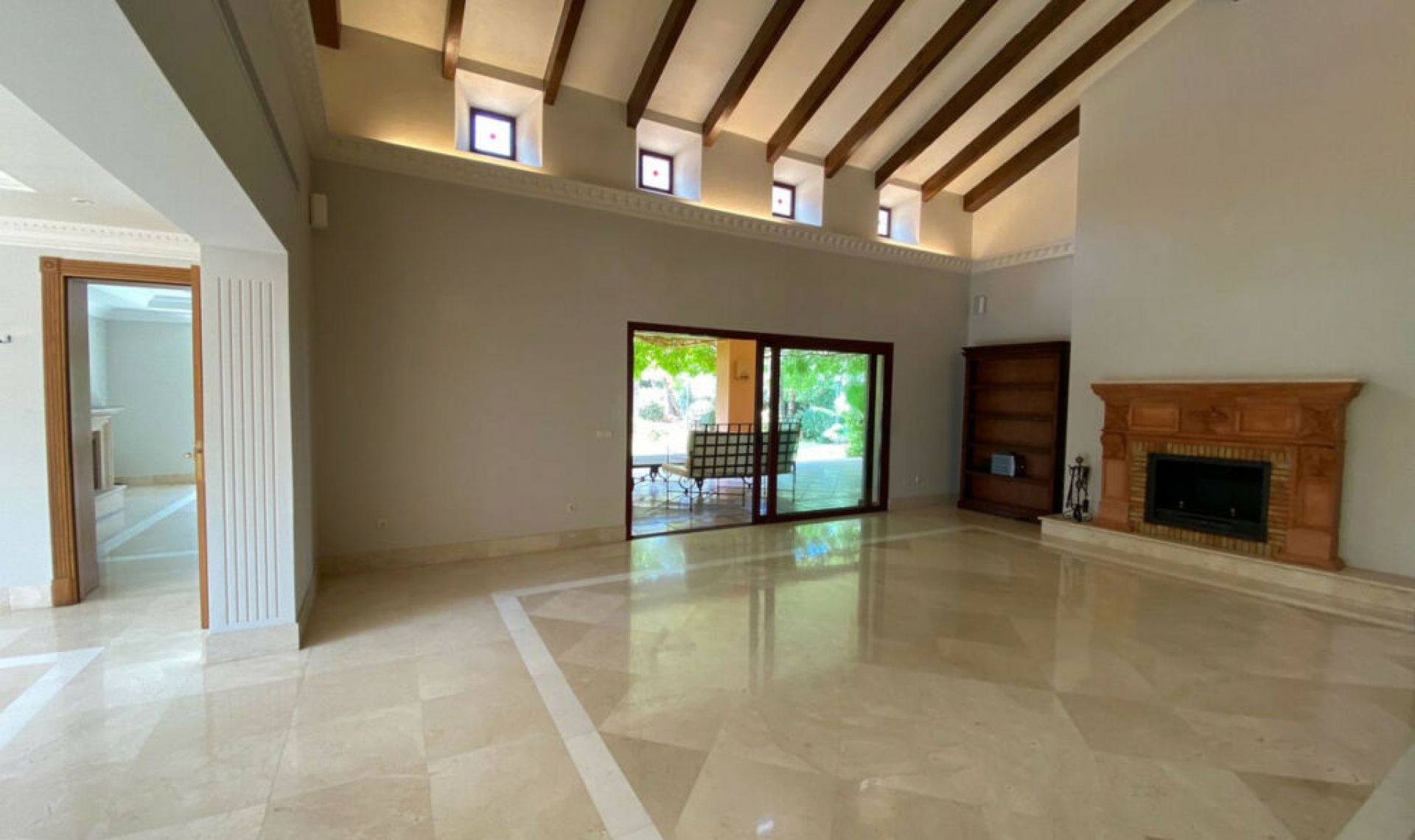 Resale - House -
Sierra Blanca