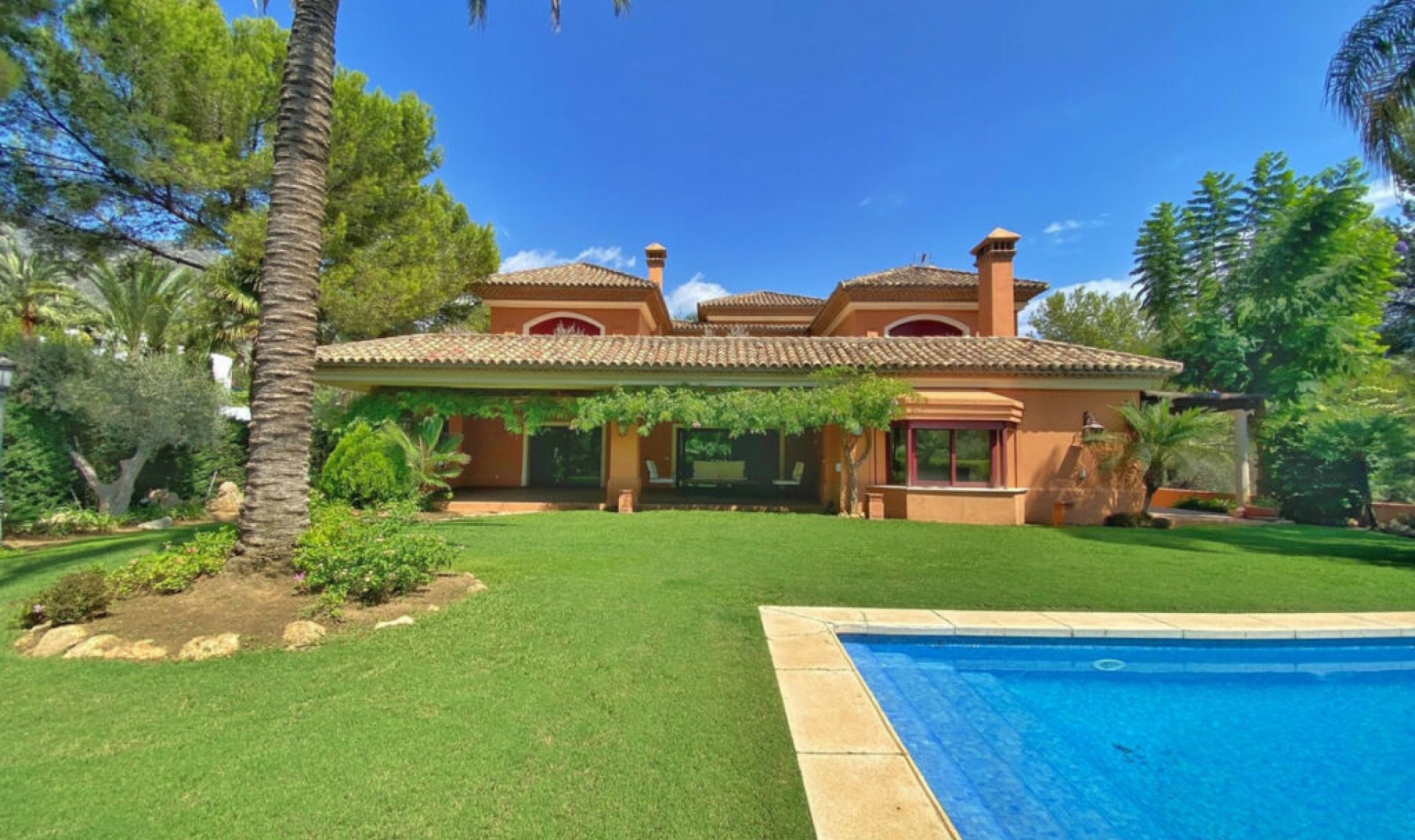 Resale - House -
Sierra Blanca