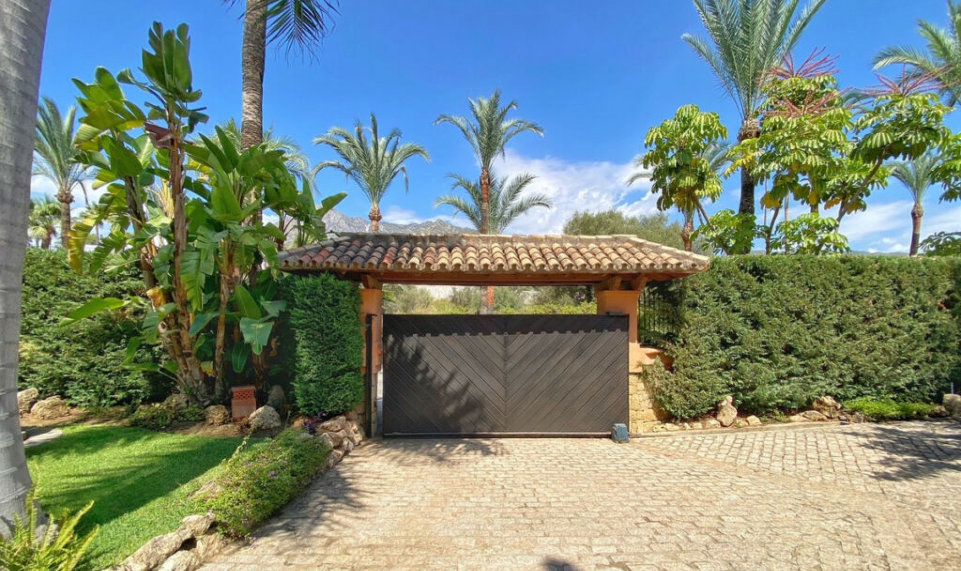 Resale - House -
Sierra Blanca