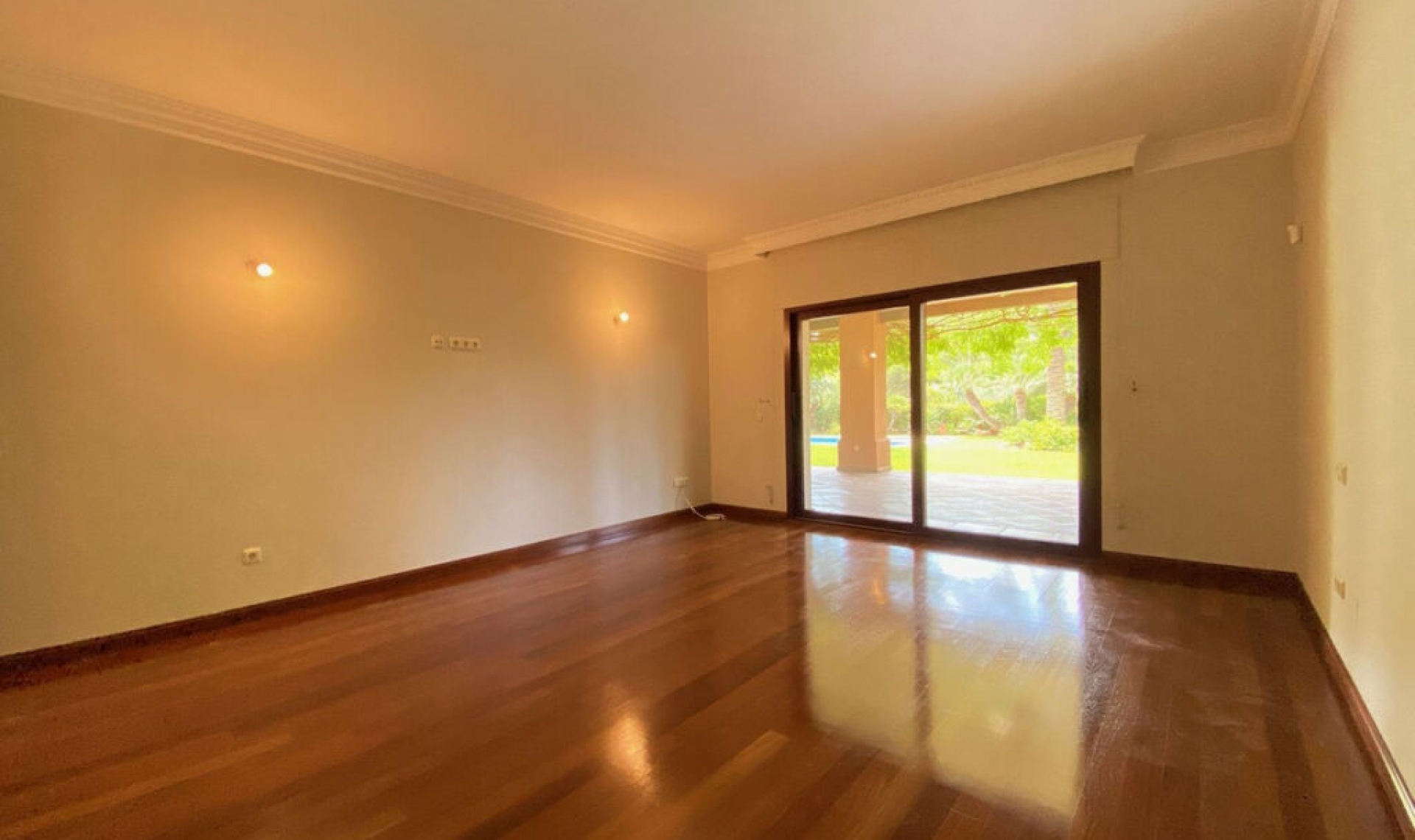 Resale - House -
Sierra Blanca