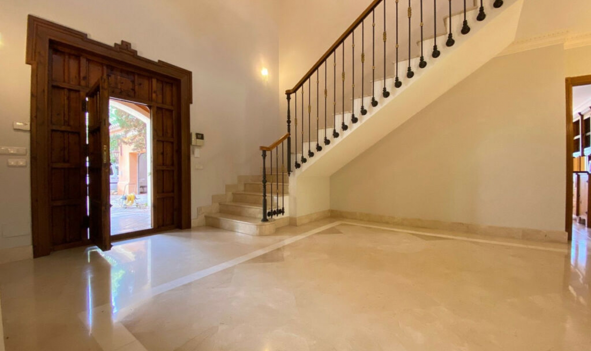 Resale - House -
Sierra Blanca