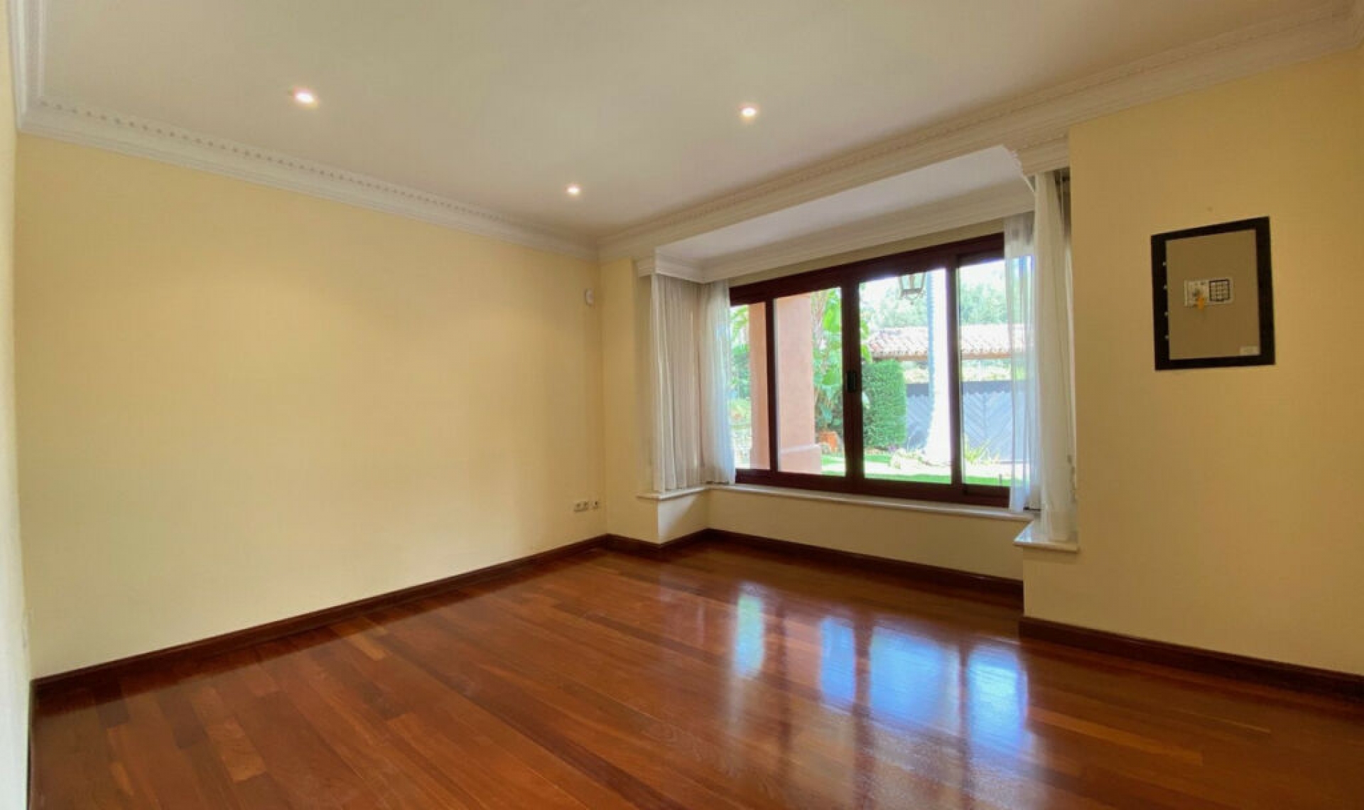 Resale - House -
Sierra Blanca