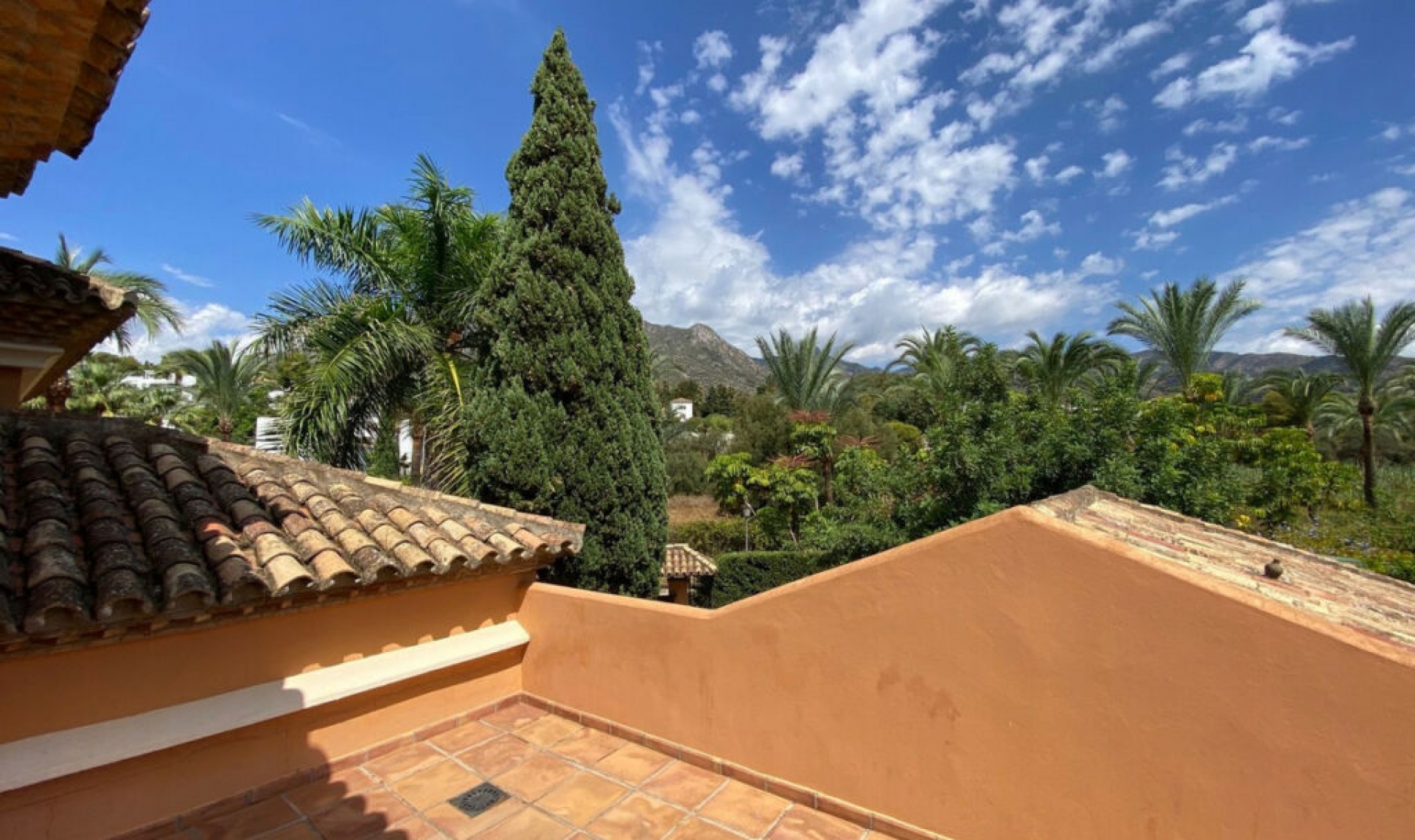 Resale - House -
Sierra Blanca