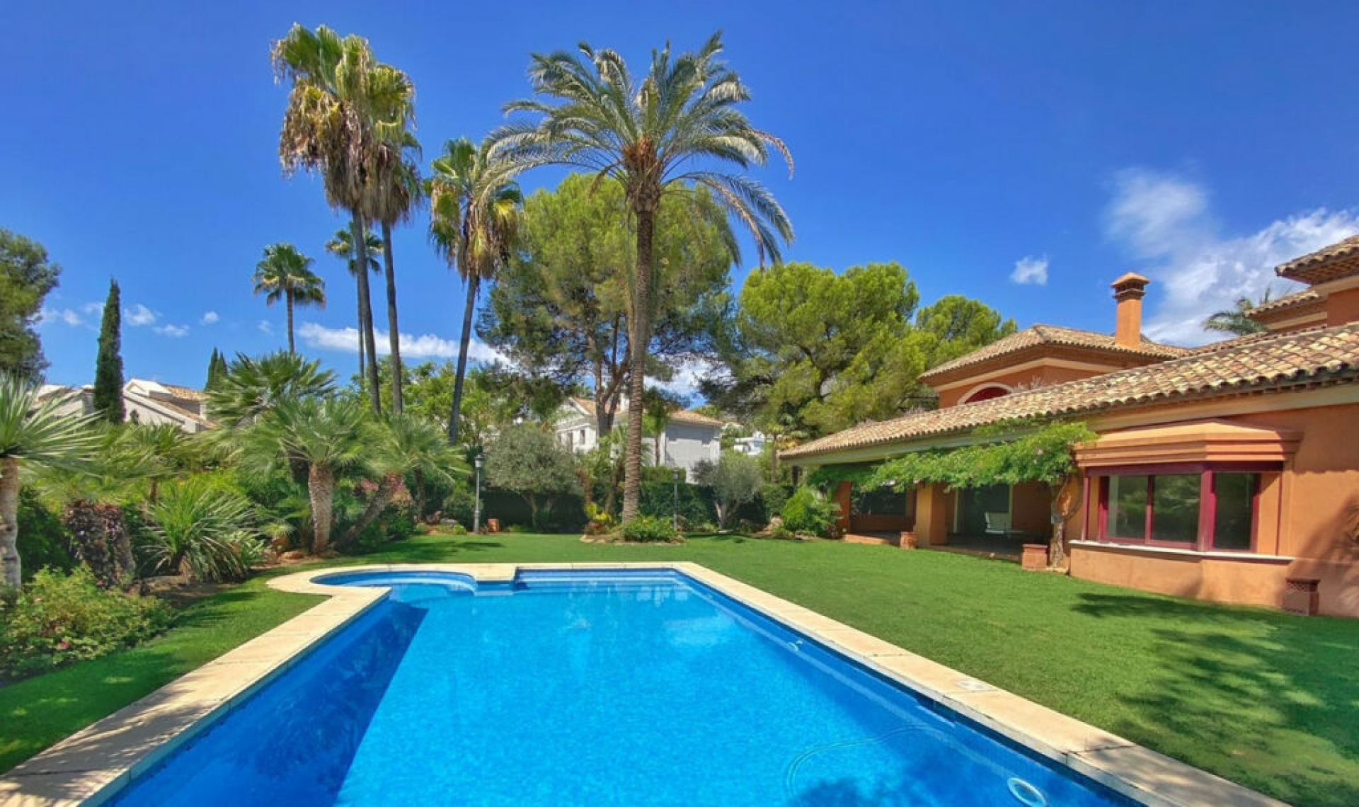 Resale - House -
Sierra Blanca