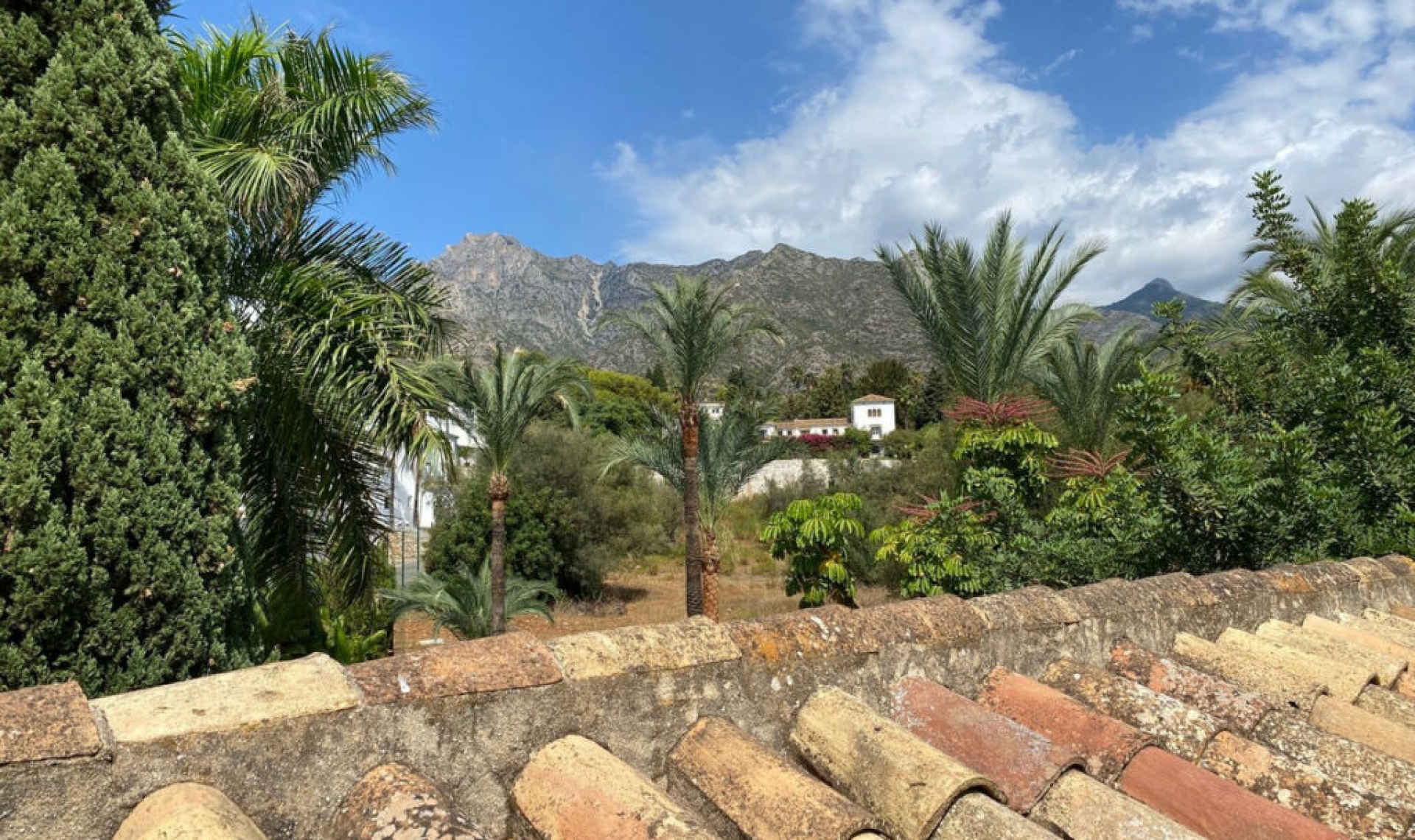 Resale - House -
Sierra Blanca