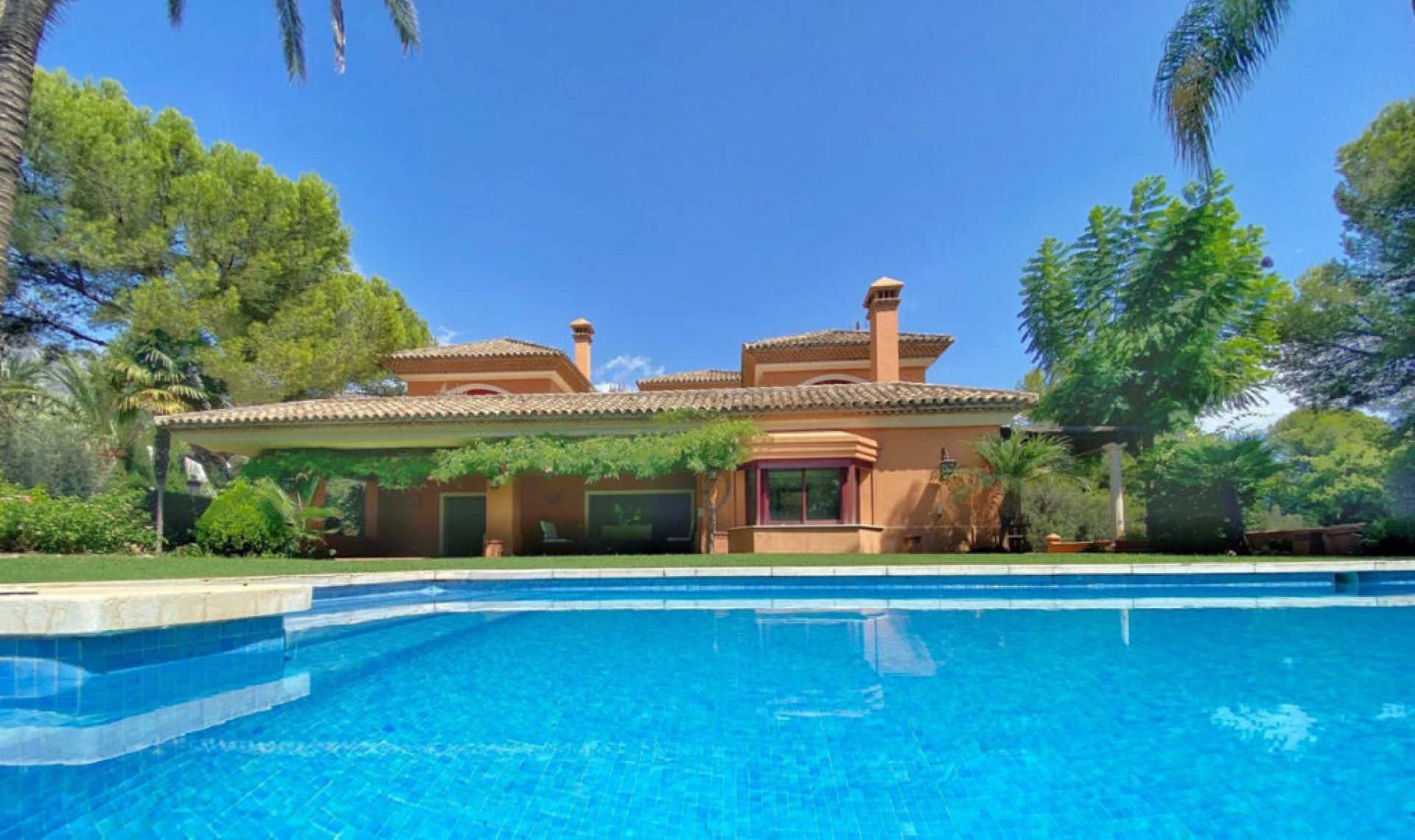 Resale - House -
Sierra Blanca