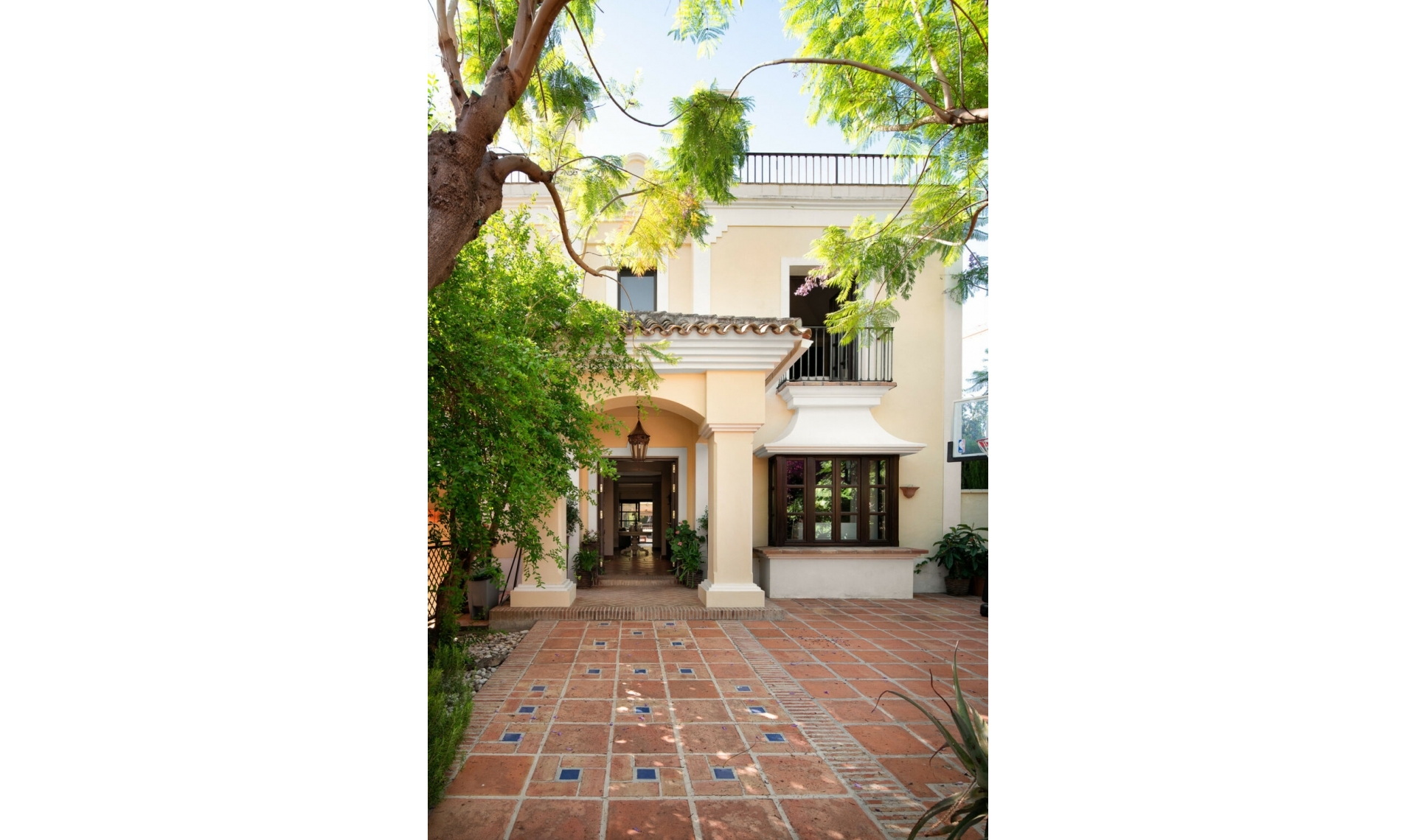 Resale - House -
Sierra Blanca