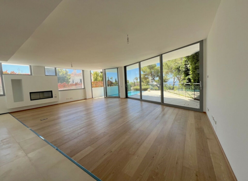 Resale - House -
Sierra Blanca