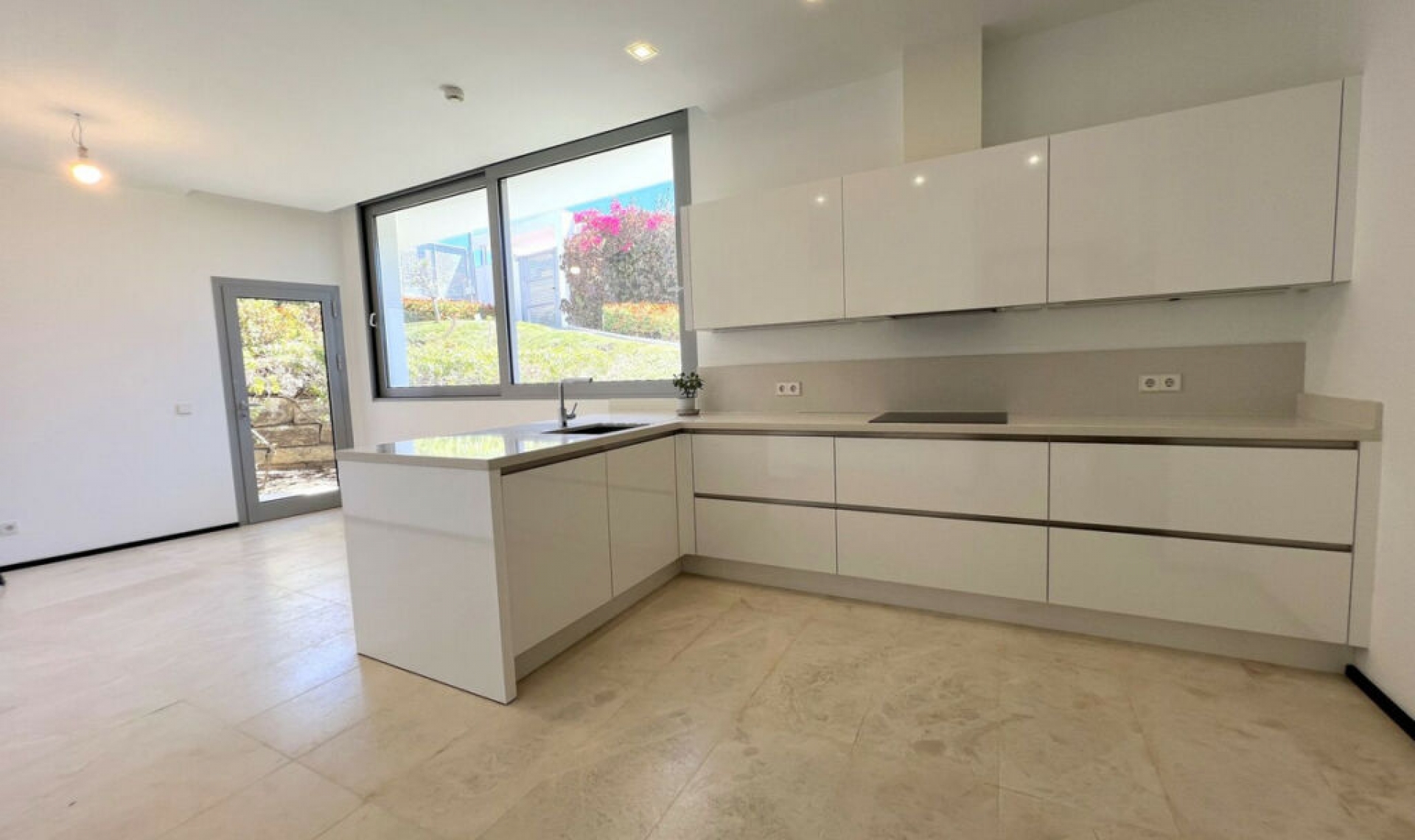 Resale - House -
Sierra Blanca