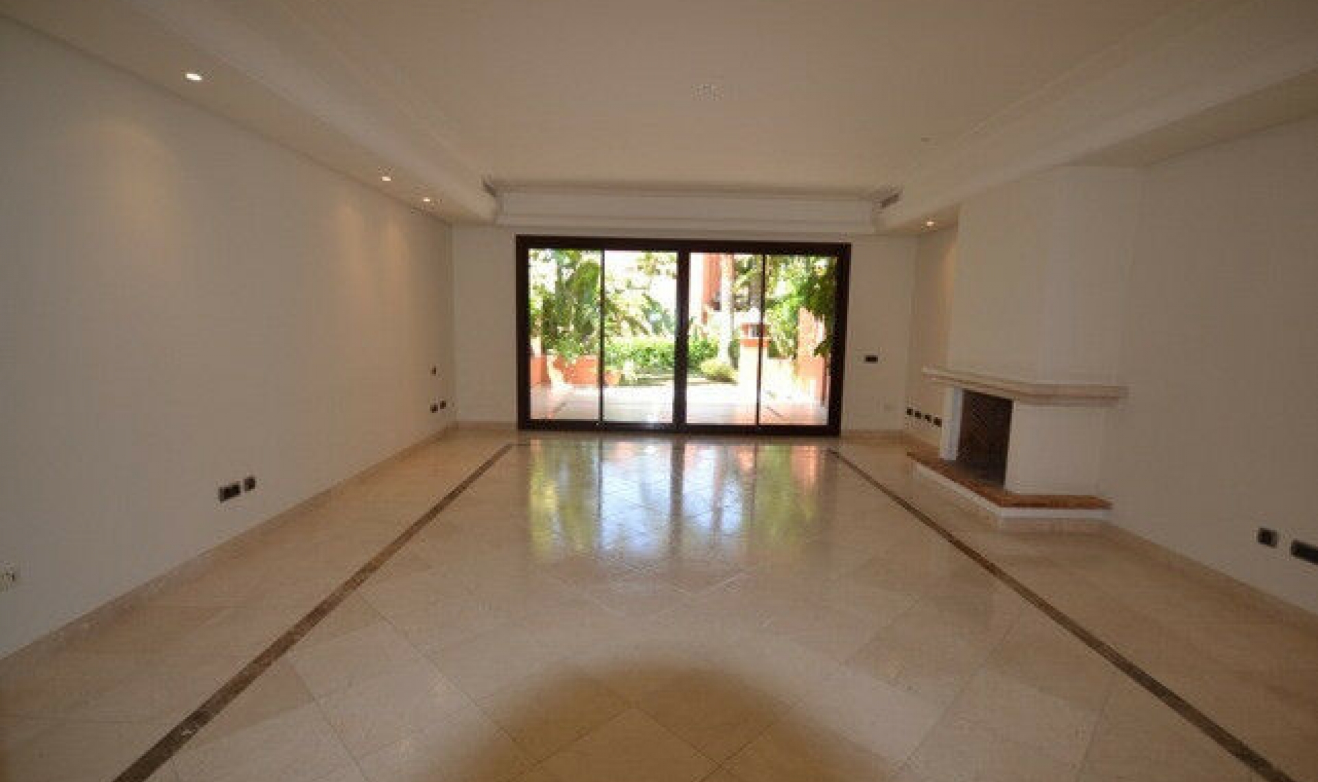 Resale - House -
The Golden Mile