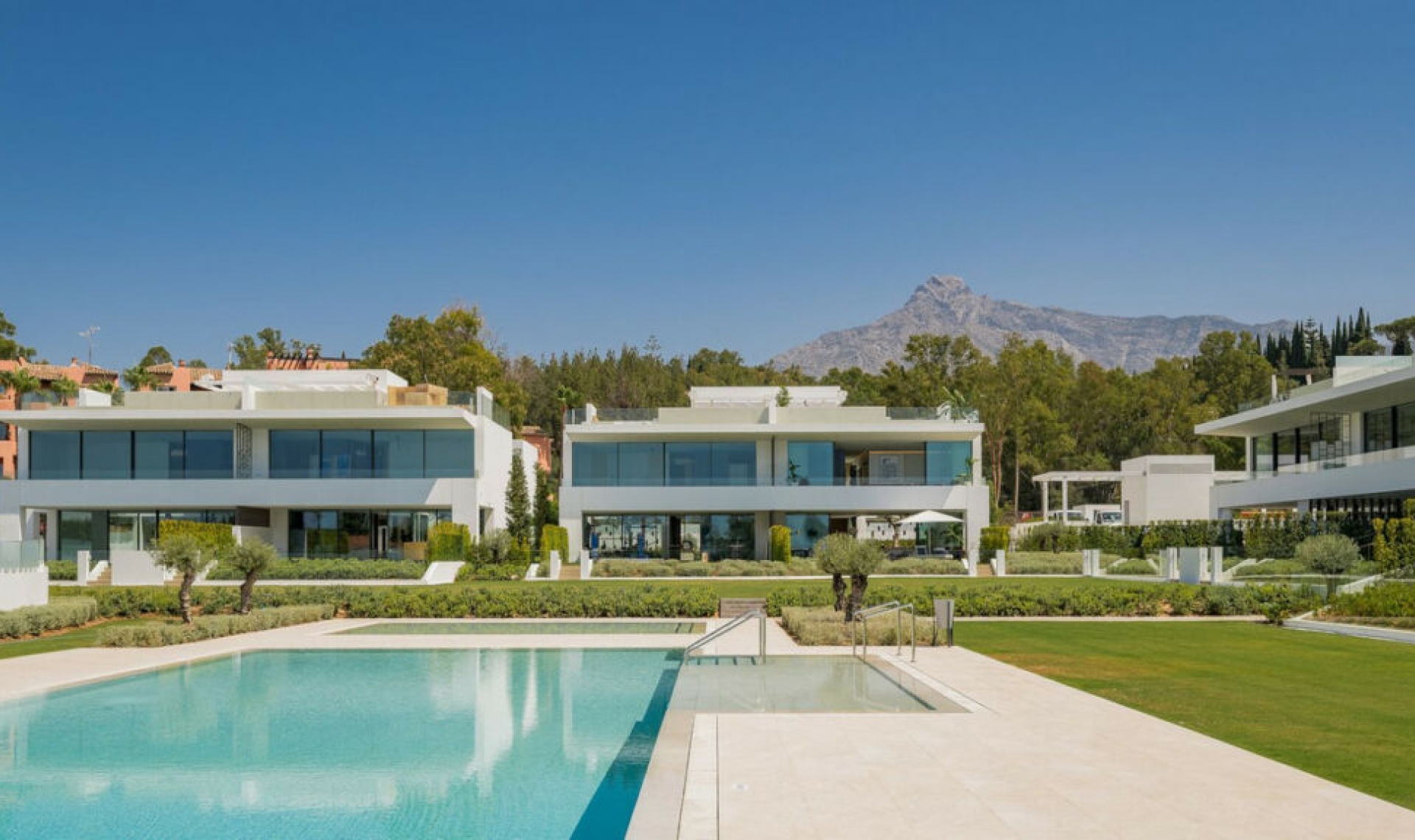 Resale - House -
The Golden Mile